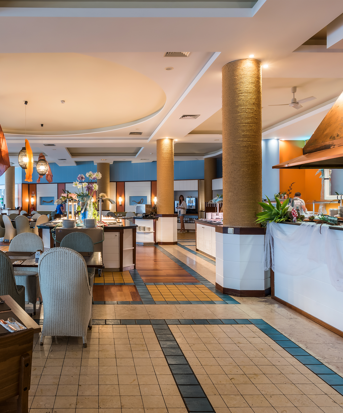 Restaurante de Hotel com Tudo Incluído e Spa no Porto Santo, com opção de buffet e várias mesas para os clientes se sentarem