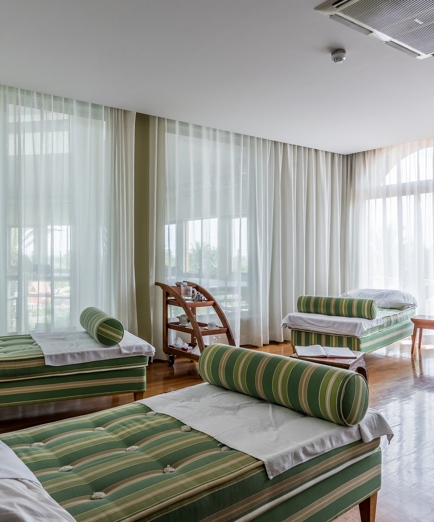 Spa do Hotel com Tudo Incluído e Spa no Porto Santo, sala com janelas e marquesas almofadadas para os clientes relaxarem