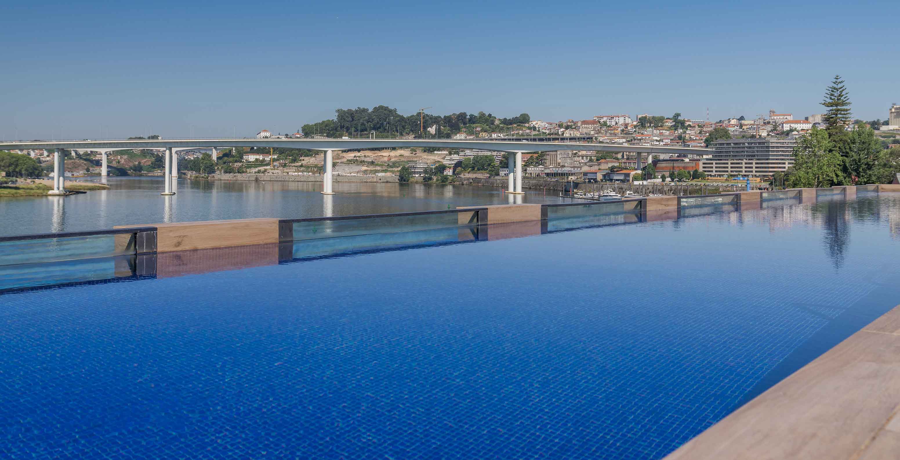 Piscina infinita do Pestana Douro Riverside, Hotel com Piscina em Frente ao Rio Douro com vista para o rio e ponte