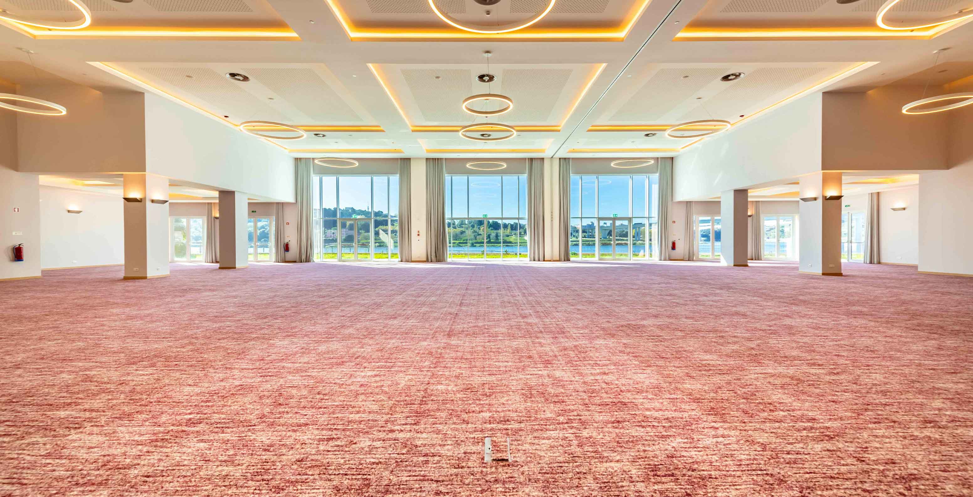 Sala de reuniões espaçosa no Pestana Douro Riverside, Hotel com Piscina em Frente ao Rio Douro, com janelas amplas e iluminação moderna
