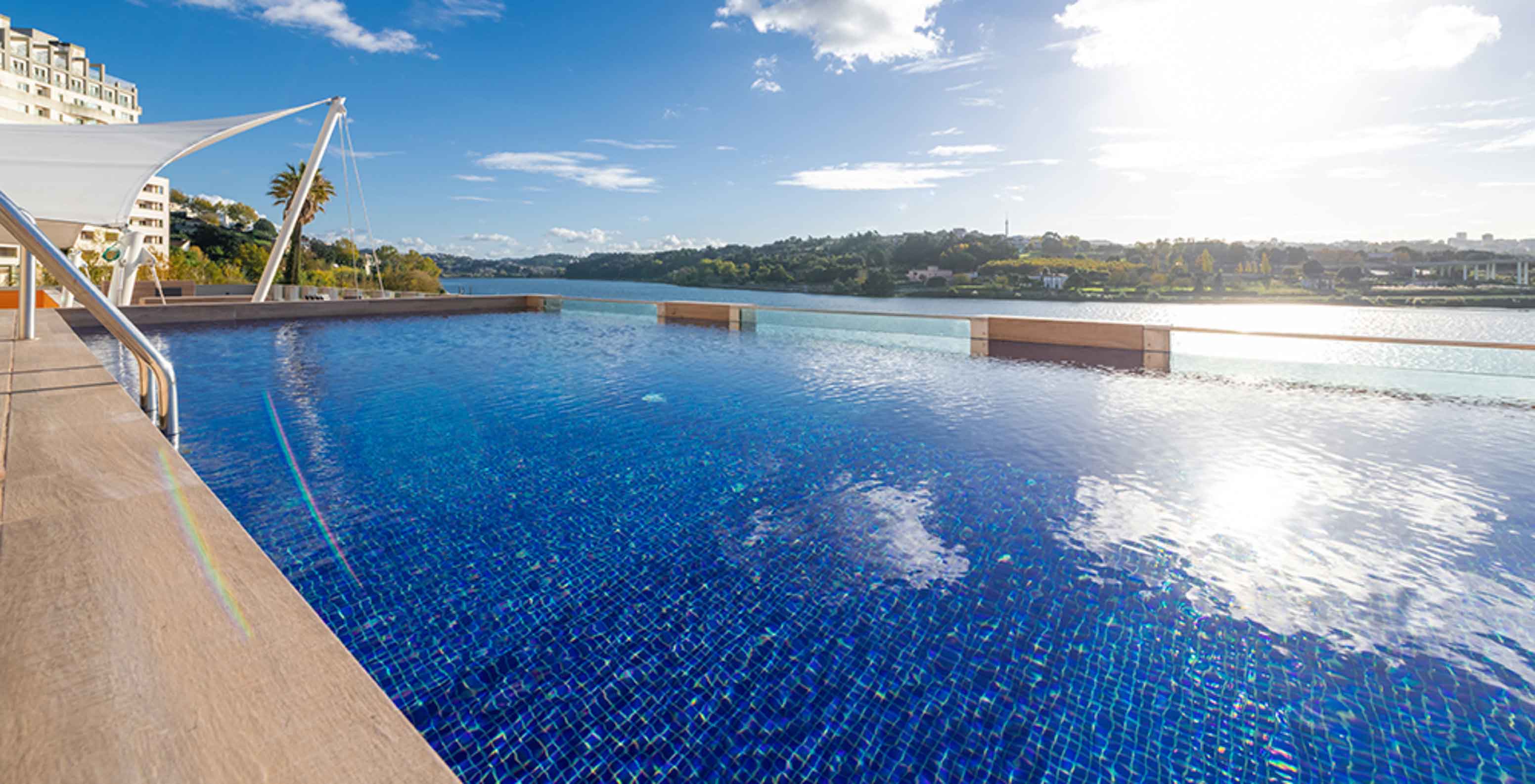 Piscina exterior do Pestana Douro Riverside, Hotel com Piscina em Frente ao Rio Douro, com vista para o rio