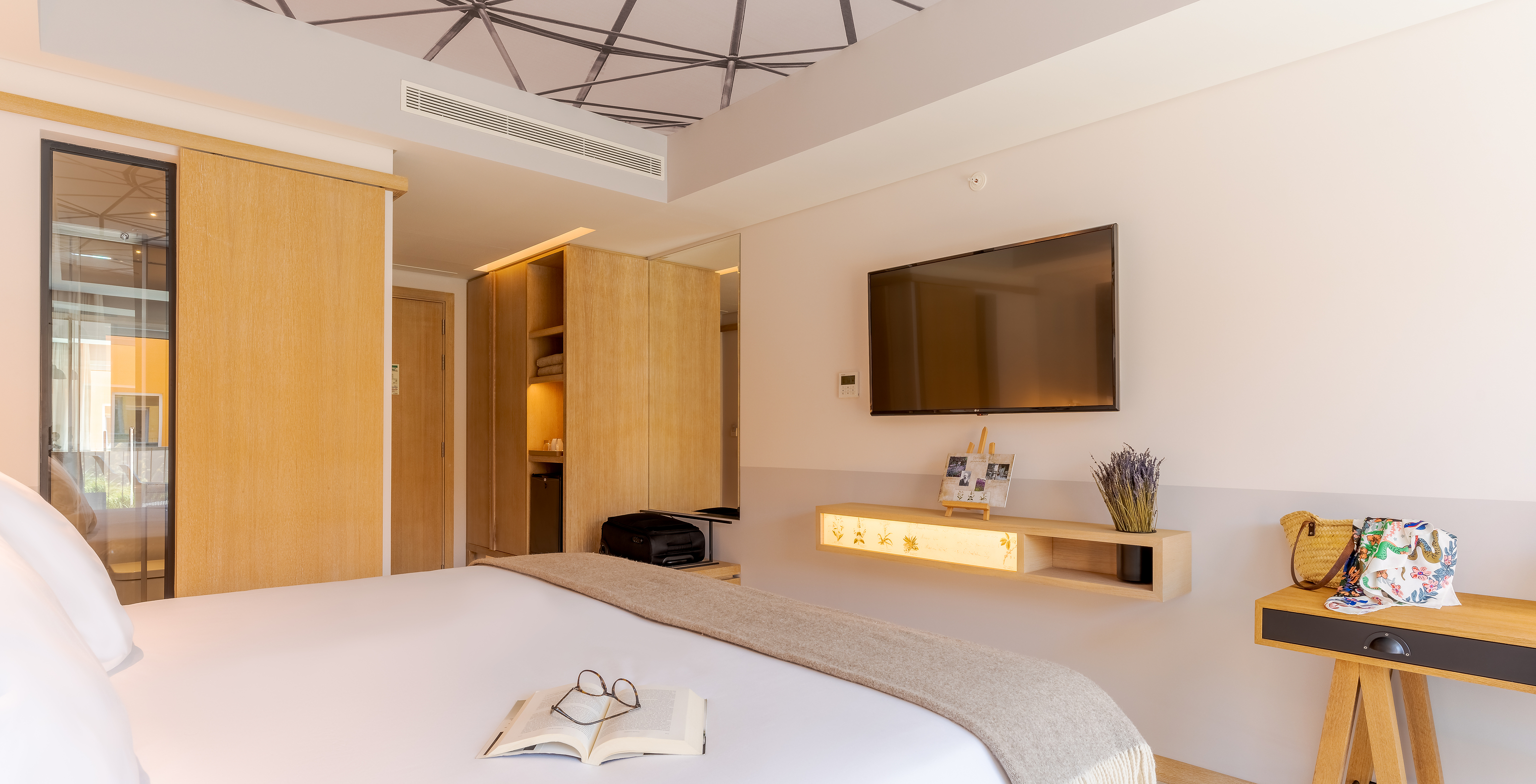 O quarto Superior do Pestana Douro Riverside conta com uma cama de casal, televisão e armário para roupa