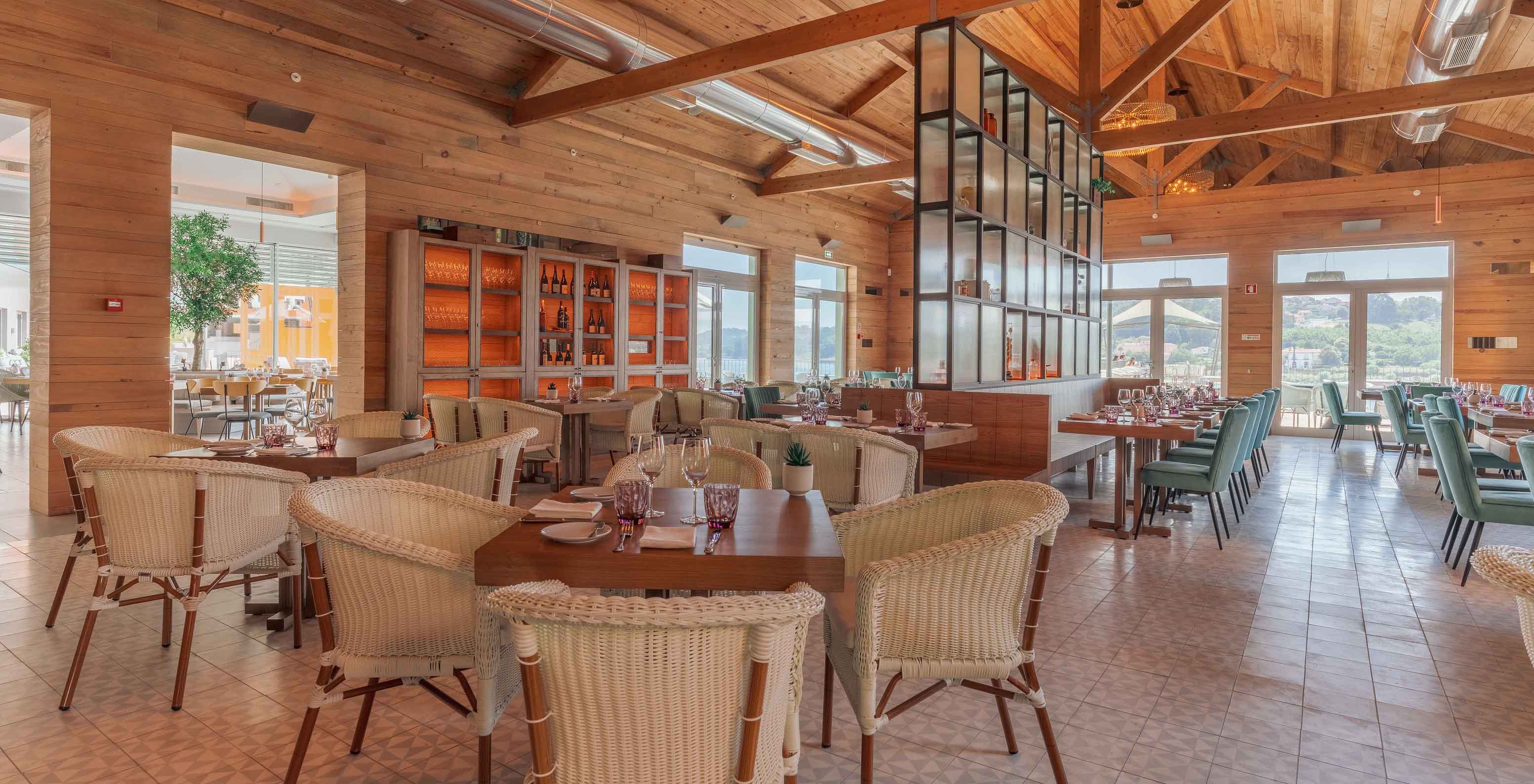 Restaurante do Pestana Douro Riverside, Hotel com Piscina em Frente ao Rio Douro, com mesas e decoração em madeira