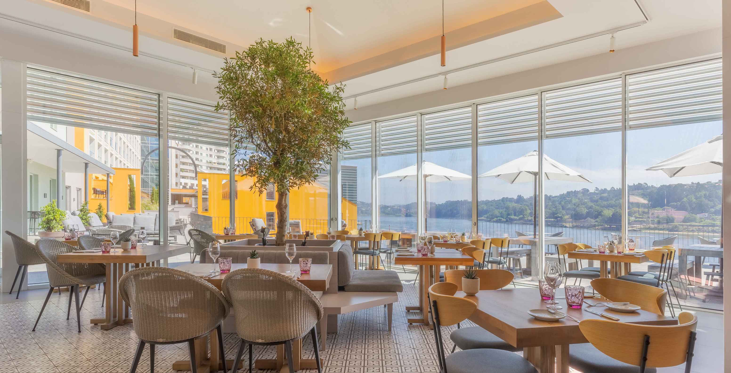Restaurante do Pestana Douro Riverside, Hotel com Piscina em Frente ao Rio Douro, com mesas e vista para o rio