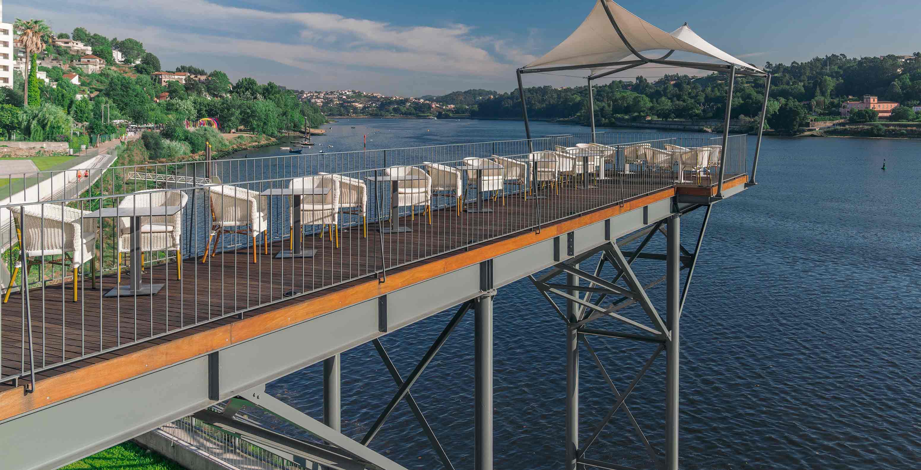 Restaurante do Pestana Douro Riverside, Hotel com Piscina em Frente ao Rio Douro, com esplanada sobre o rio
