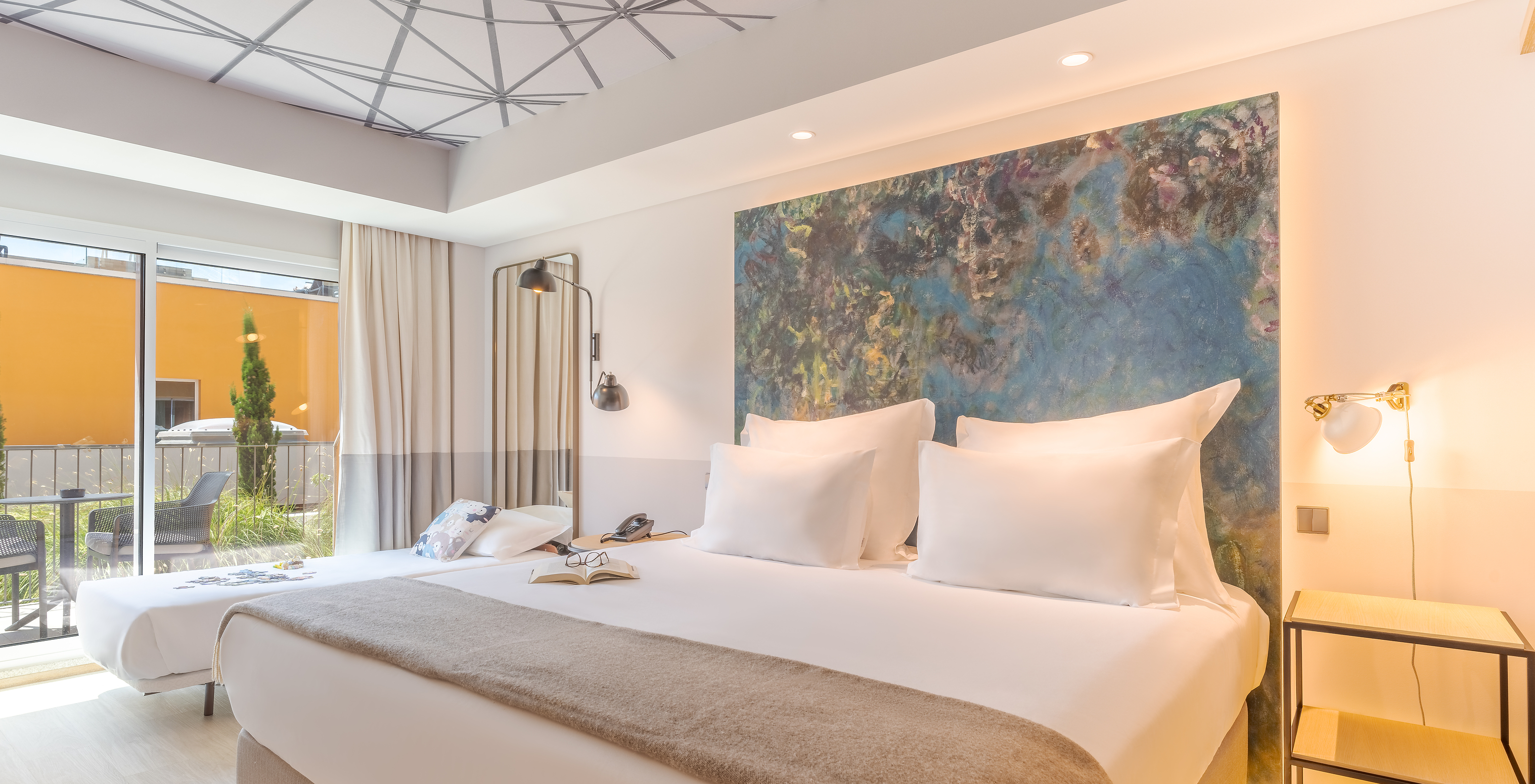 O quarto Superior do Pestana Douro Riverside conta com uma cama de casal e uma cama pequena, mesa de cabeceira e varanda
