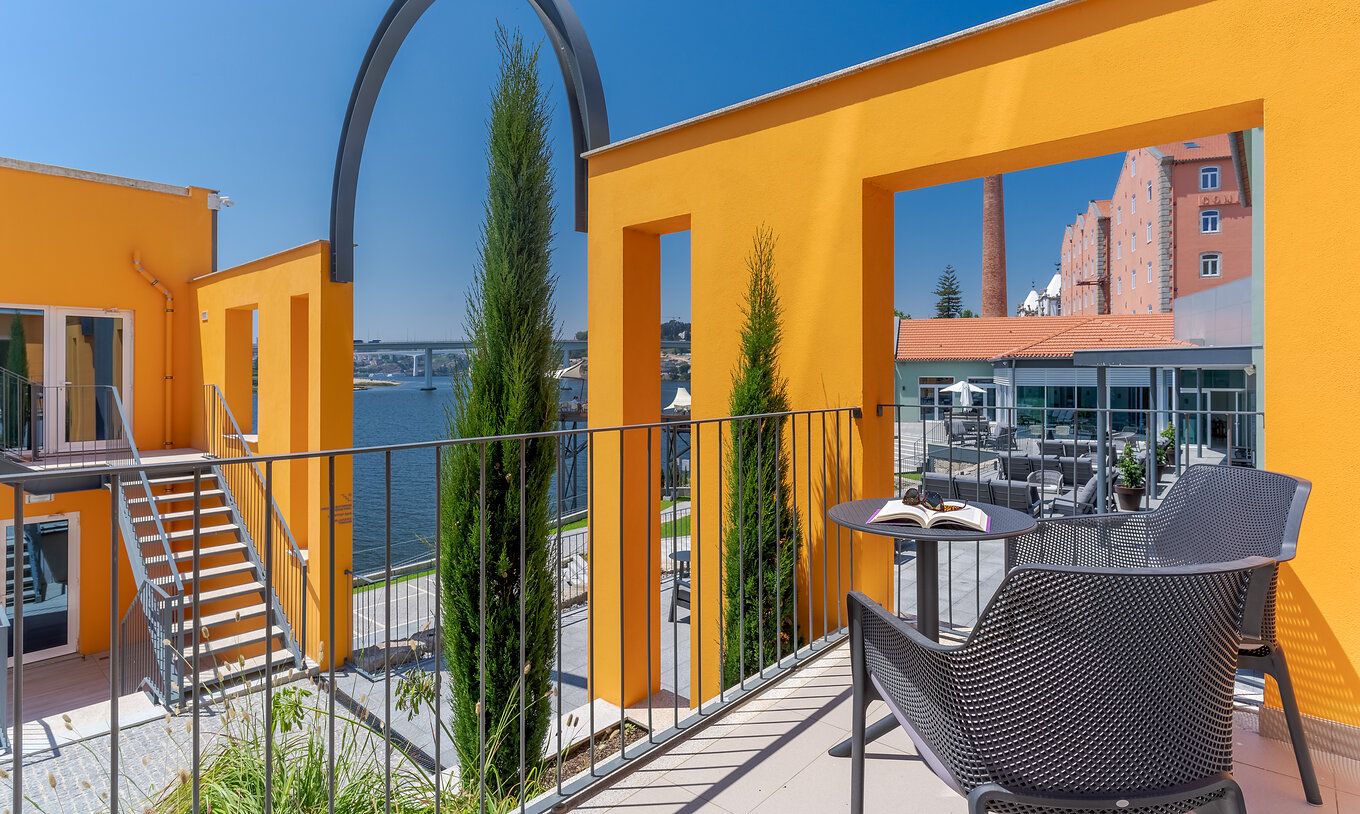 O quarto River View do Pestana Douro Riverside conta com uma varanda com mesa e cadeiras, e vista para o Rio Douro