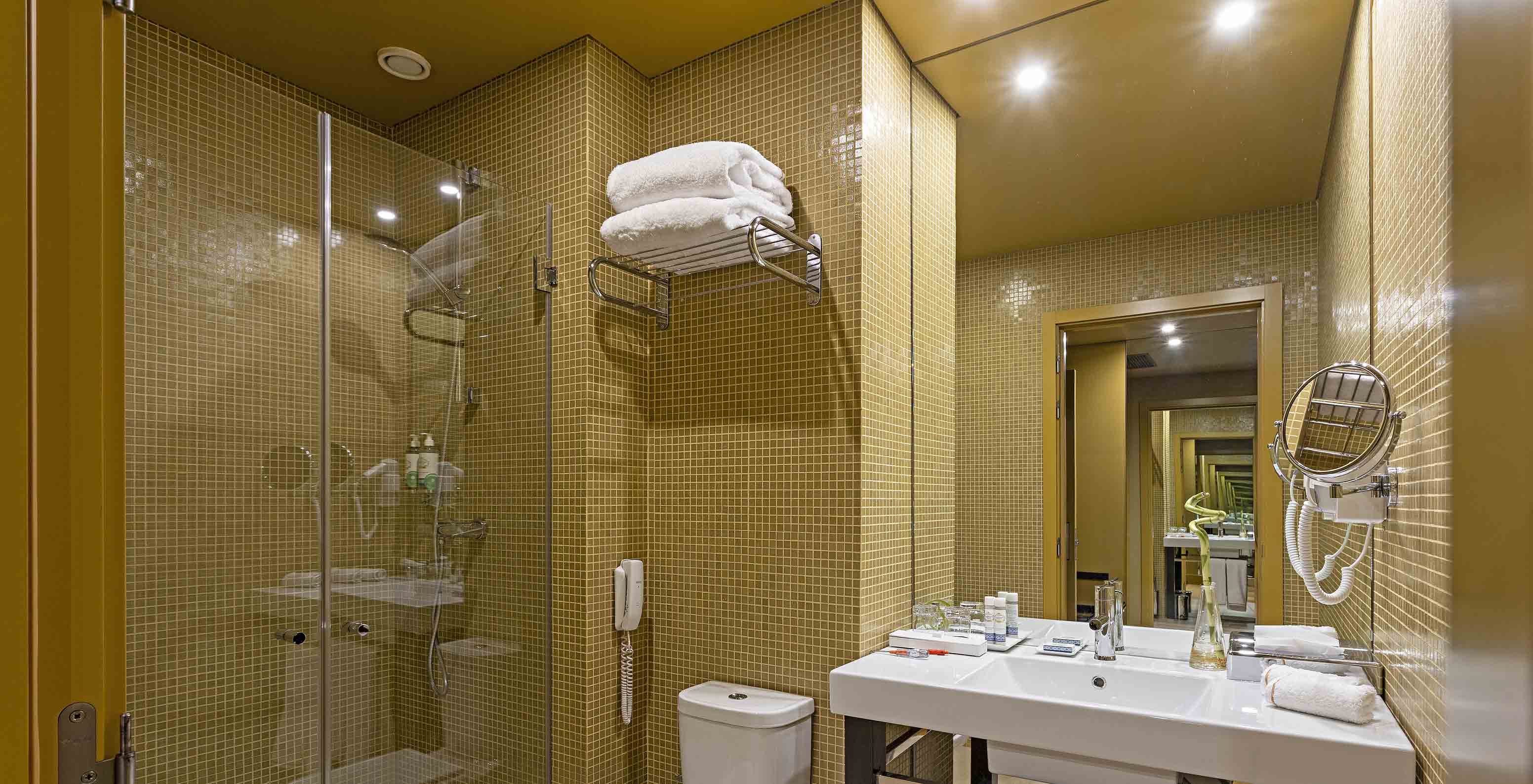 O Clássico Ático do Pestana Palácio do Freixo tem uma casa de banho com duche, sanita, lavatório, espelho e secador