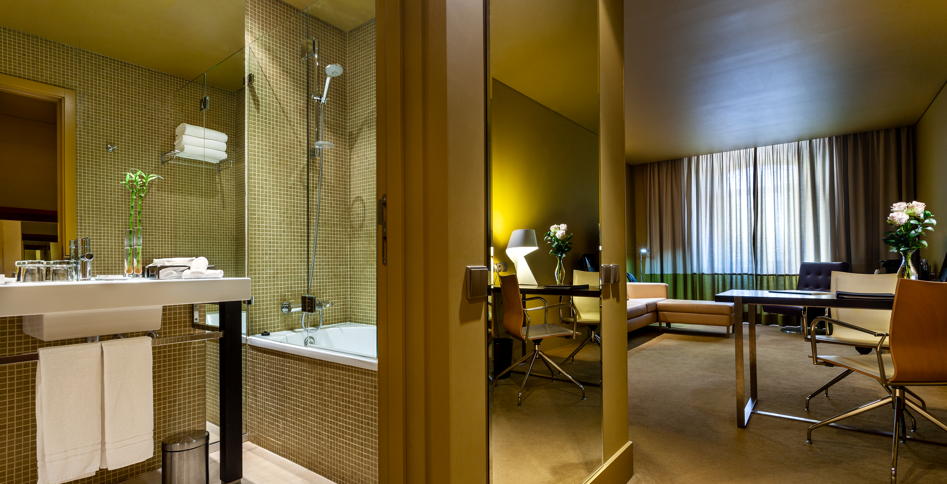 A Junior Suite do Pestana Palácio do Freixo tem um corredor com espelho e casa de banho com banheira com duche