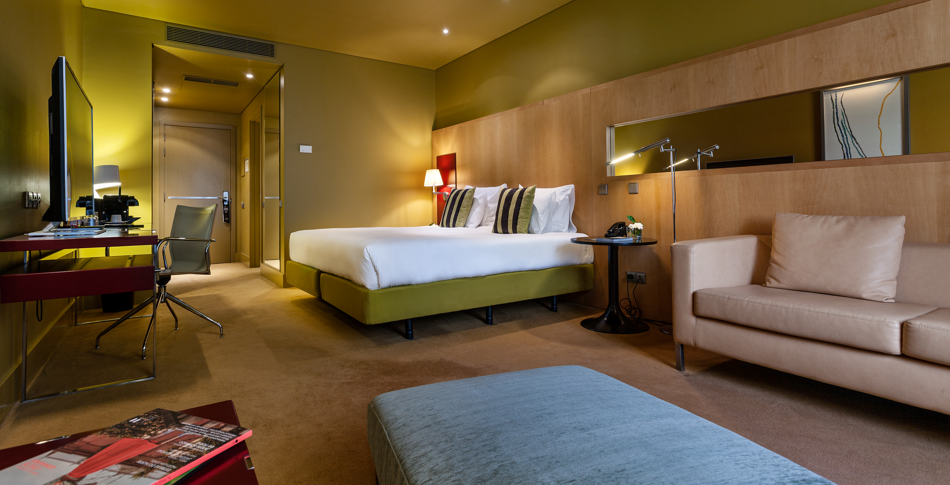 O Superior do Pestana Palácio do Freixo tem uma cama de casal, uma secretária com televisão, um espelho e um sofá