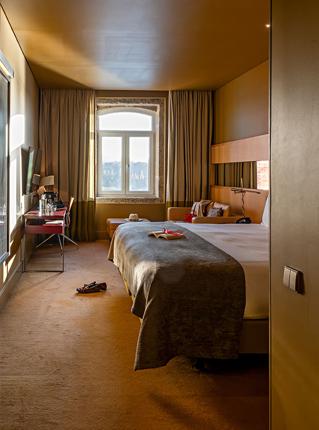 Quarto Executive Superior do Pestana Palácio do Freixo com duas camas, decoração moderna, janelas amplas e luz natural
