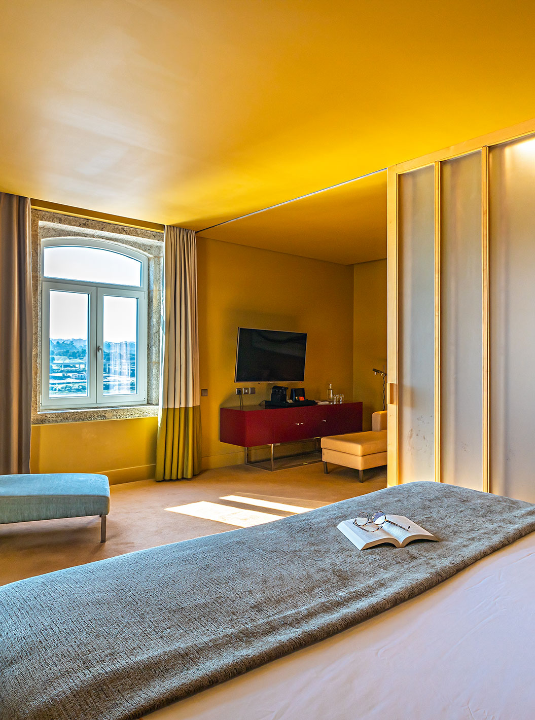 A Standard Suite do Pestana Palácio do Freixo tem uma cama de casal, uma chaise-longue e uma janela com vista rio