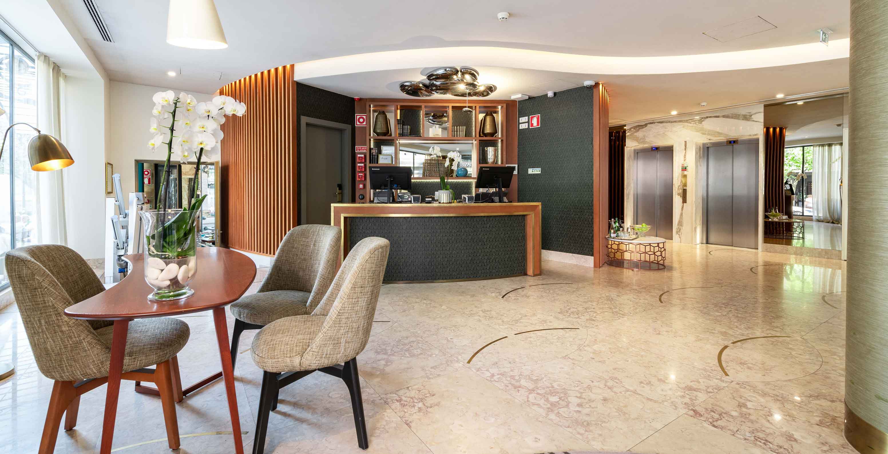 Entrada do Pestana Porto A Brasileira, Hotel 5 Estrelas no Centro do Porto, com receção moderna e área de espera elegante