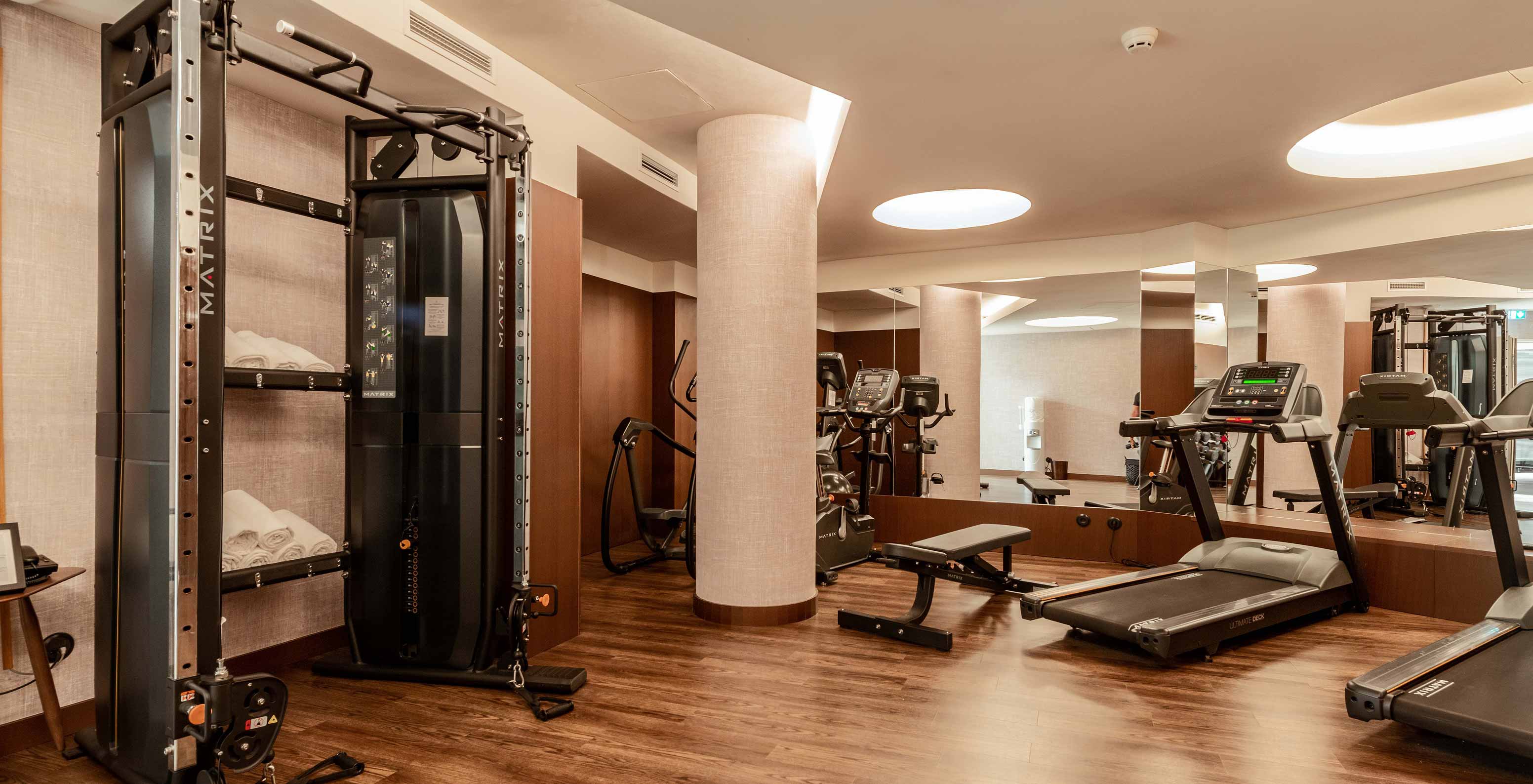 Ginásio do Pestana Porto A Brasileira, Hotel 5 Estrelas na Cidade do Porto, com passadeiras e equipamentos de treino