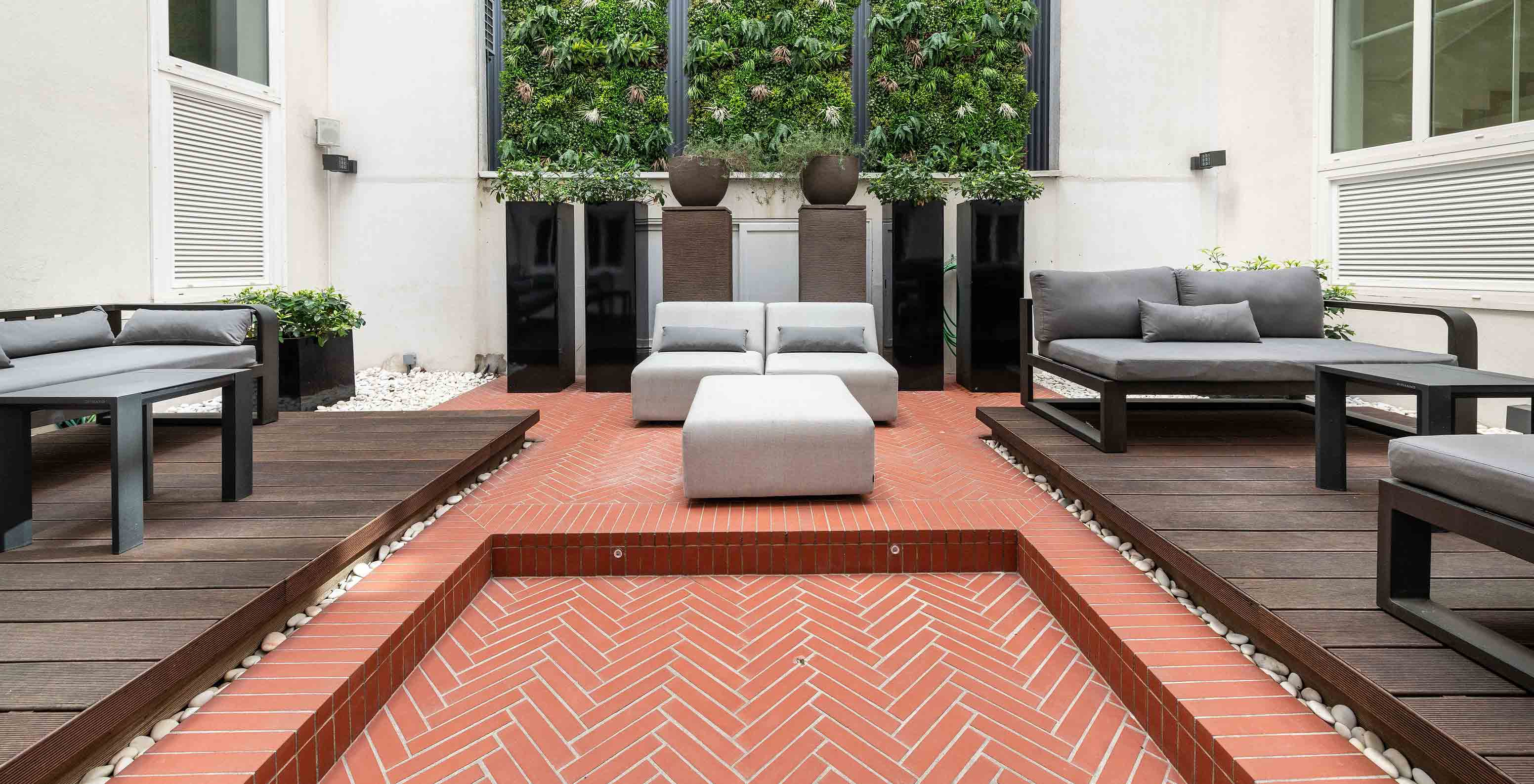 Lounge do Pestana Porto A Brasileira, Hotel 5 Estrelas no Centro do Porto, com sofás modernos e parede verde