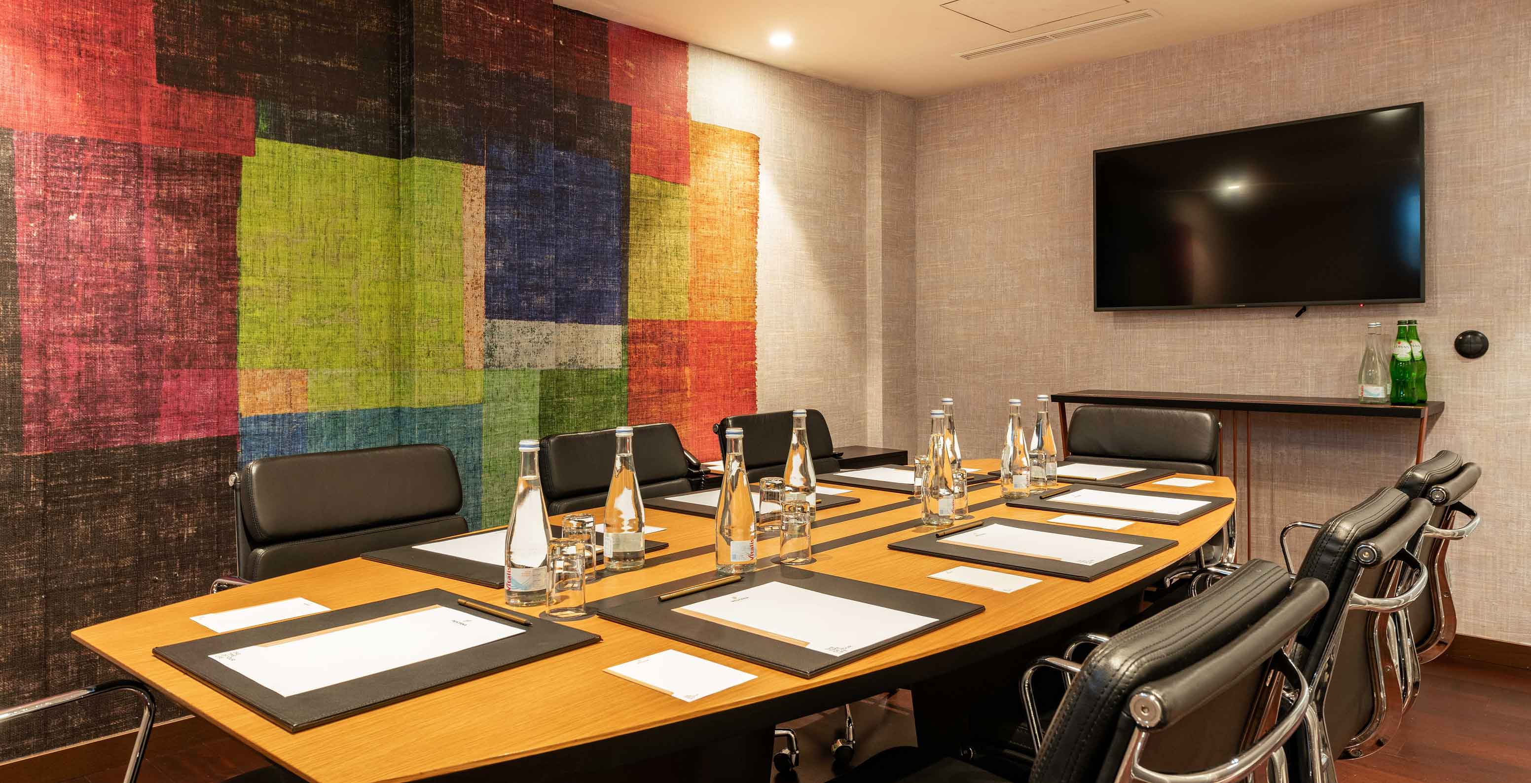 Sala de reuniões no Pestana Porto A Brasileira, Hotel 5 Estrelas no Centro do Porto, com mesa, cadeiras e ecrã