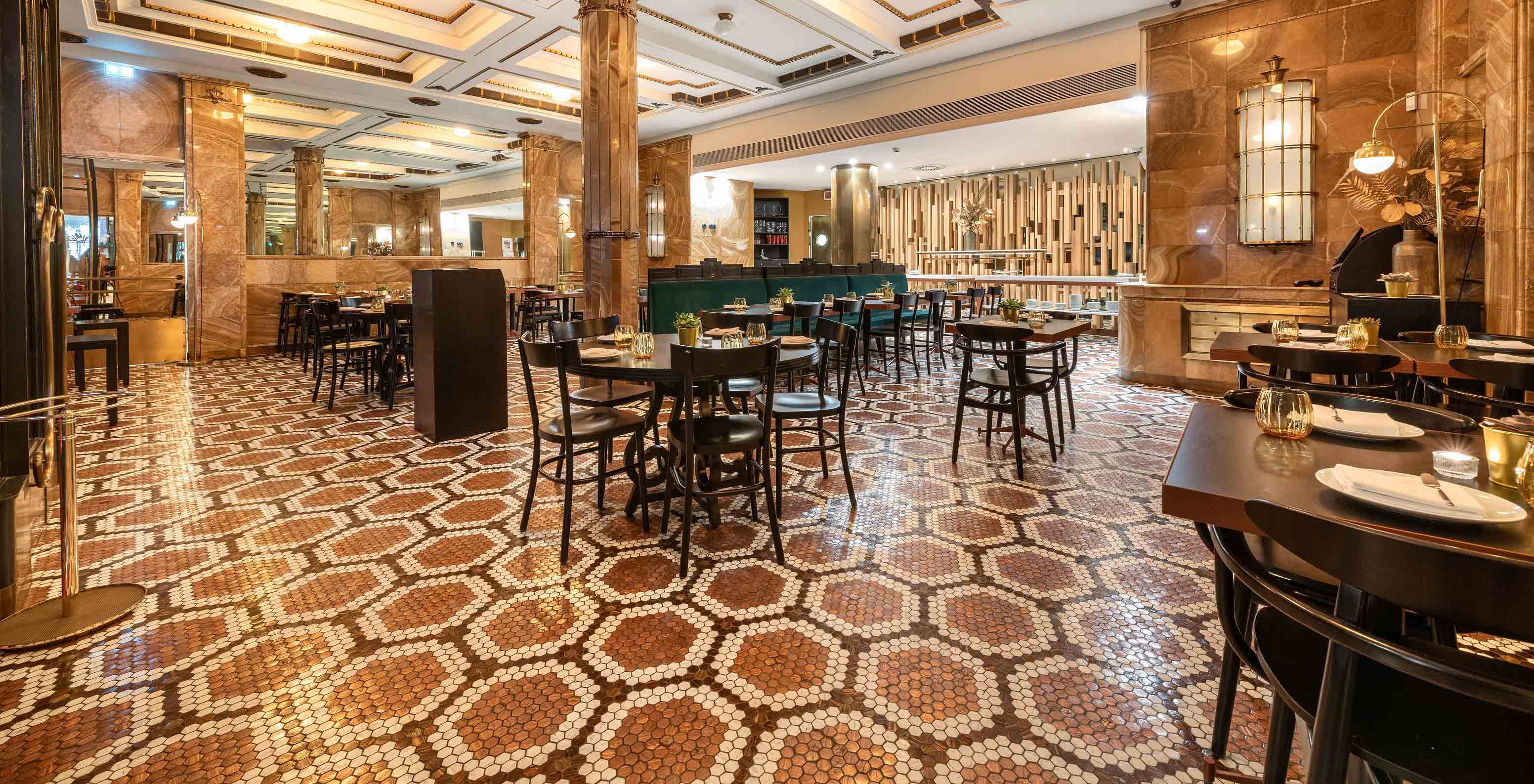 Restaurante do Pestana Porto A Brasileira, Hotel 5 Estrelas na Cidade do Porto, com mesas elegantes e chão em mosaico