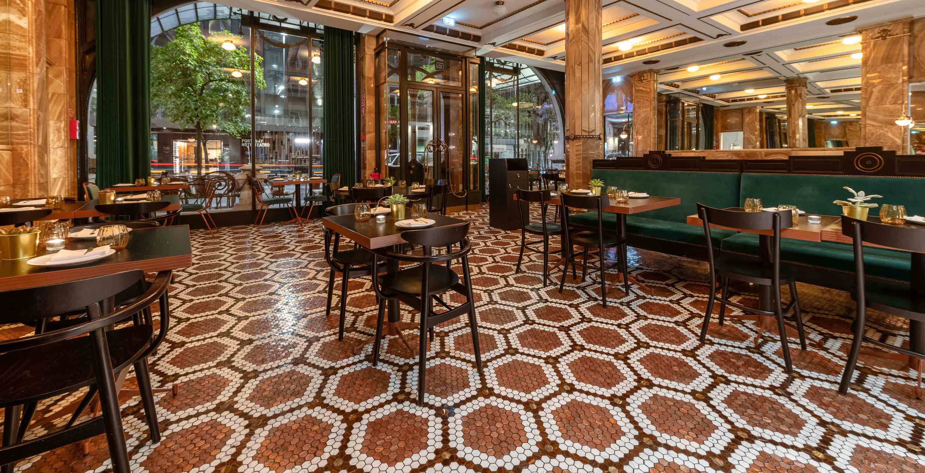 Restaurante do Pestana Porto A Brasileira, Hotel 5 Estrelas no Centro do Porto, com mesas elegantes e janelas amplas