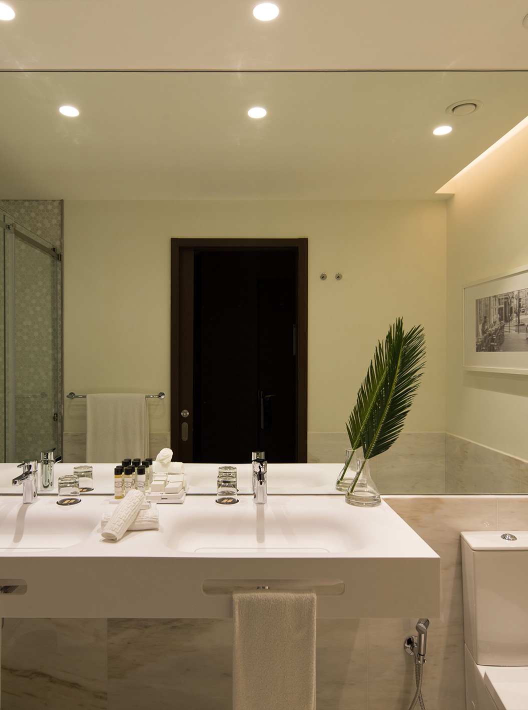 O Deluxe Executive do Pestana Porto - A Brasileira tem uma casa de banho com dois lavatórios e uma sanita com chuveiro