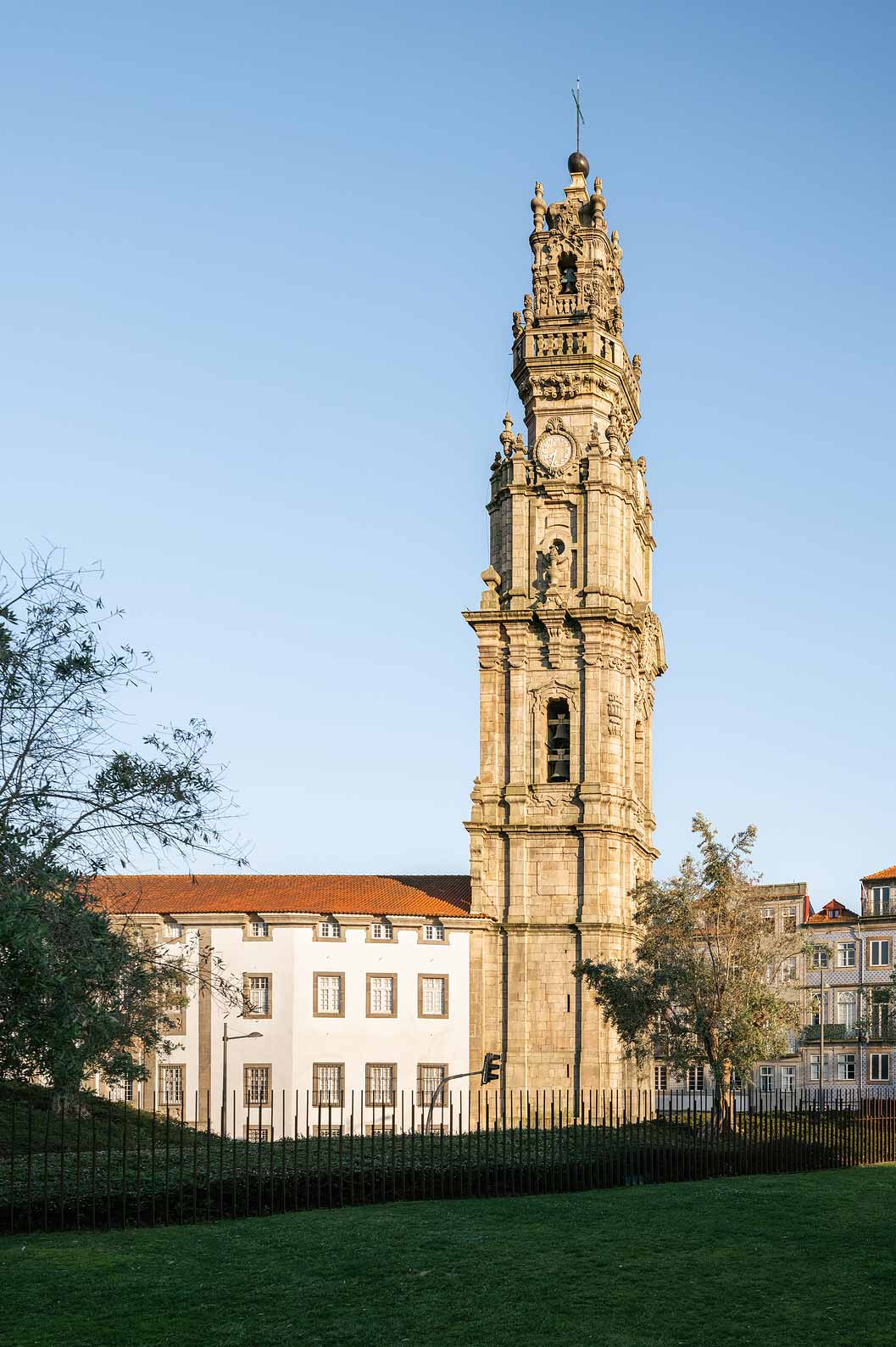 Torre dos Clérigos perto do Pestana Vintage Porto, Hotel na Praça da Ribeira, no Porto ao entardecer