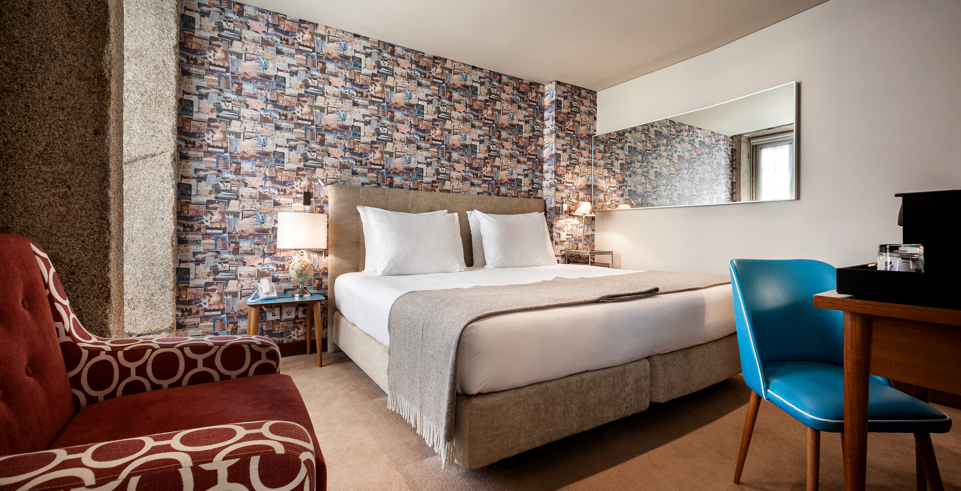 O Clássico do Pestana Vintage Porto tem uma cama de casal, um cadeirão e um papel de parede com imagens