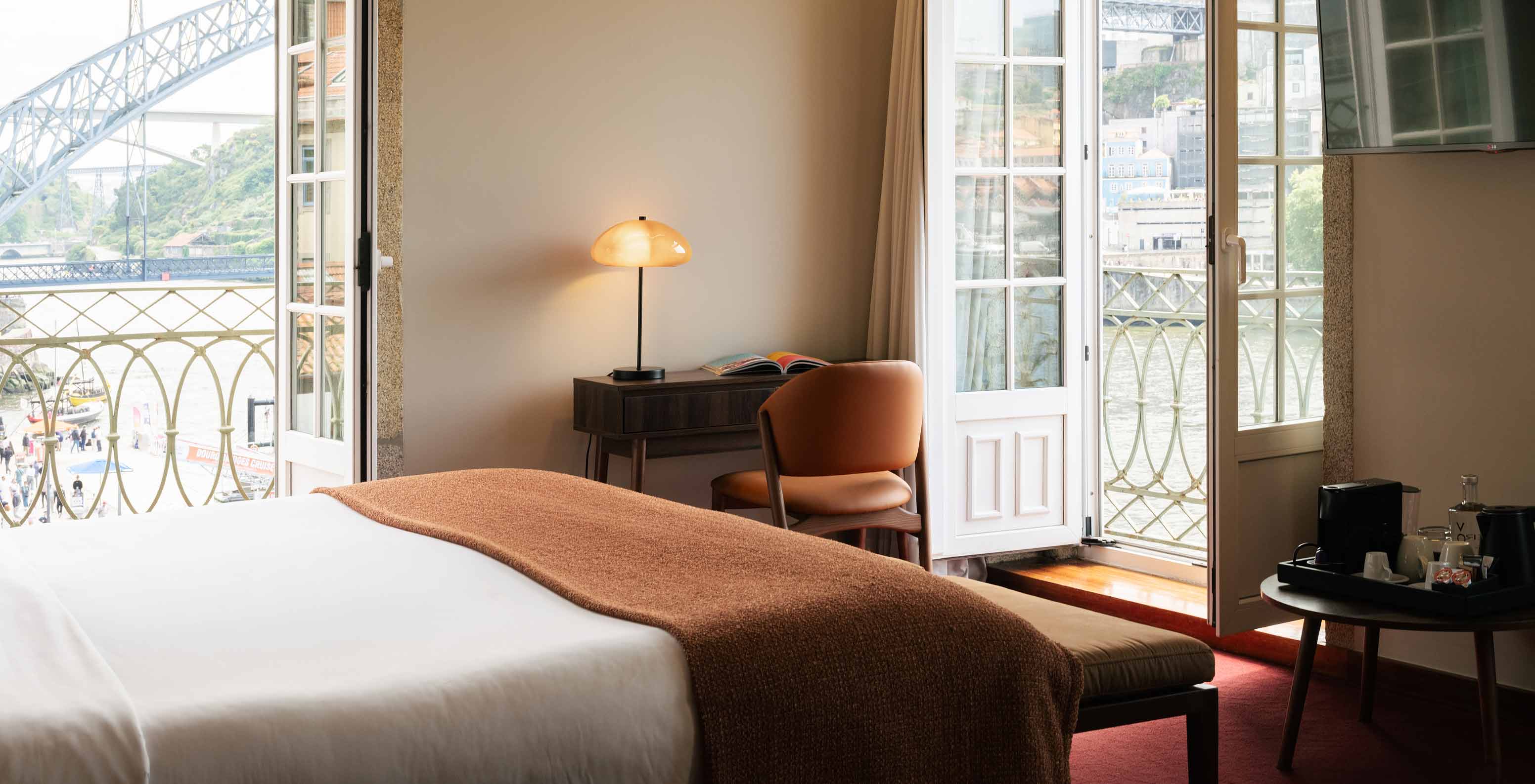 Pestana Vintage Porto, Hotel na Praça da Ribeira, no Porto, com varanda aberta e vista para o rio Douro