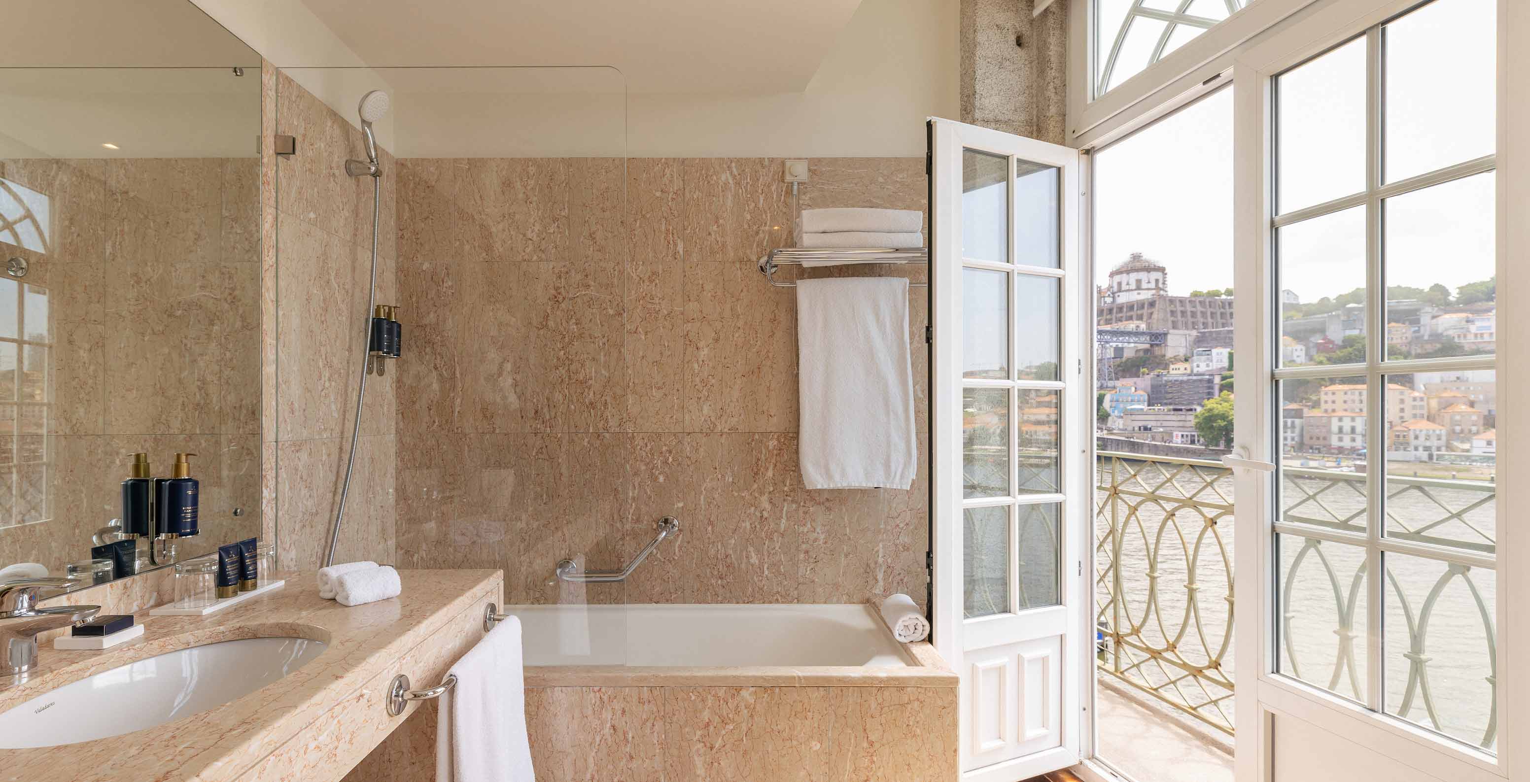 Pestana Vintage Porto, Hotel na Praça da Ribeira, no Porto, com varanda aberta e vista rio desde a casa de banho