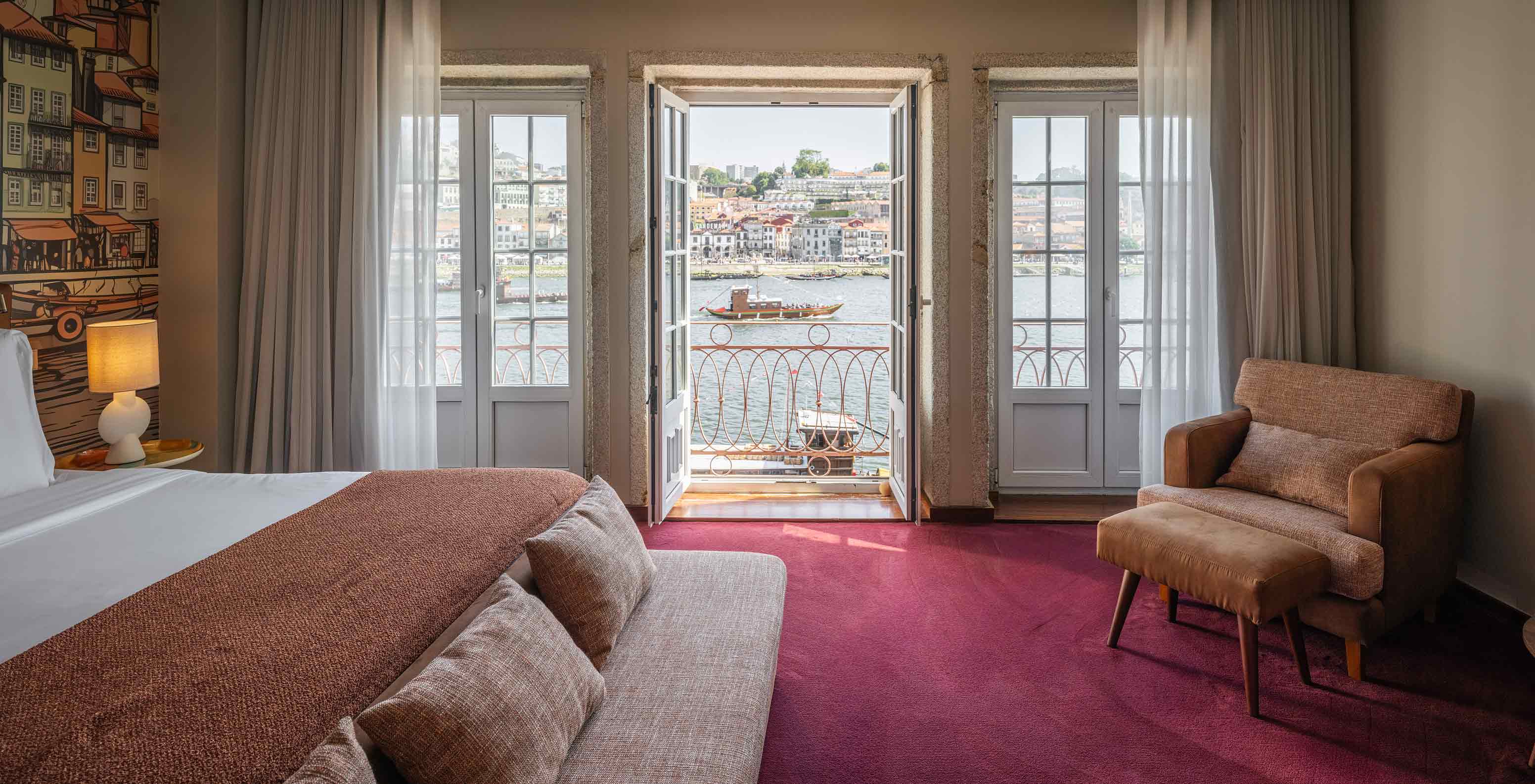 Pestana Vintage Porto, Hotel na Praça da Ribeira, no Porto, com vista para varanda sobre o rio Douro