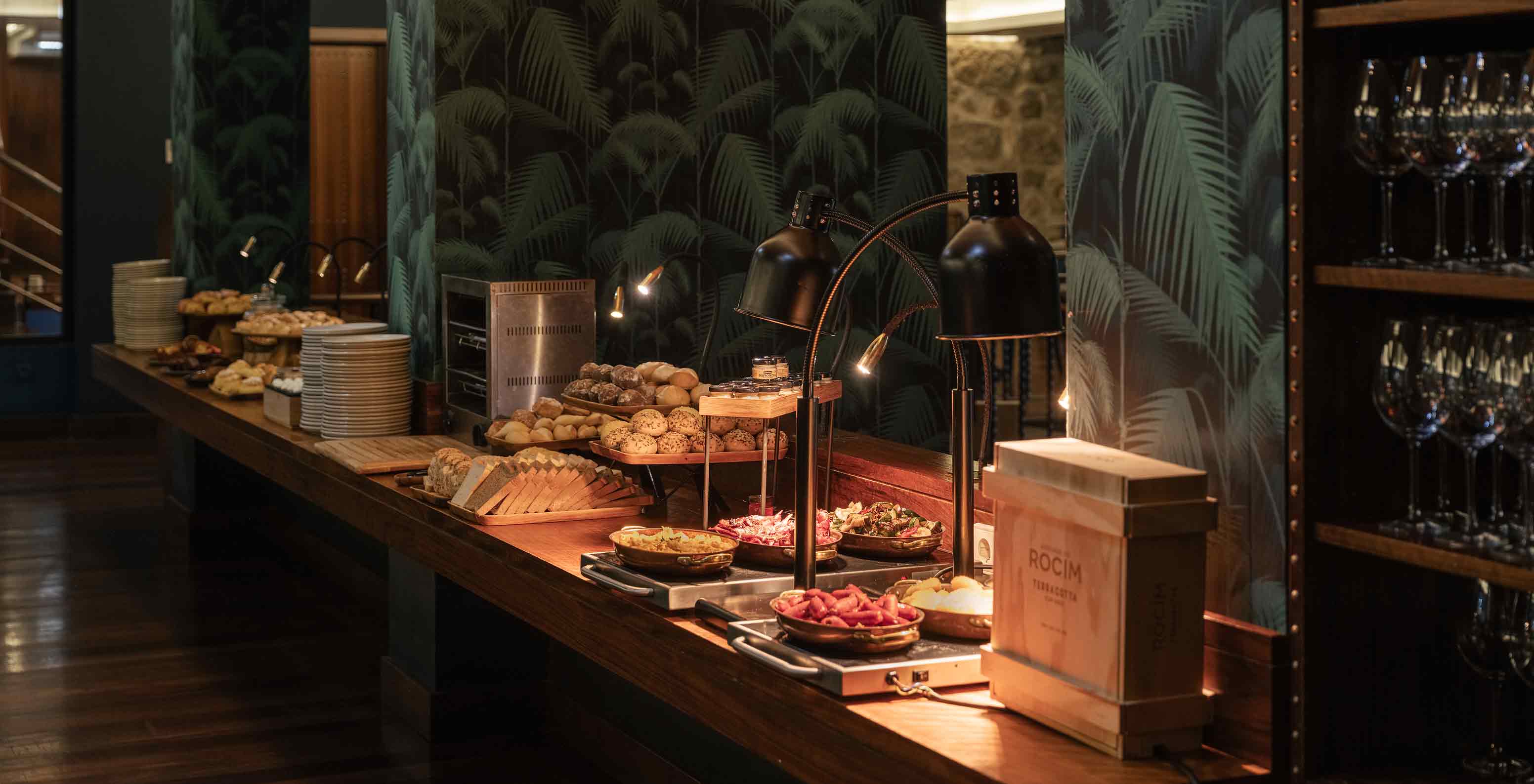 Pestana Vintage Porto, Hotel na Praça da Ribeira, no Porto, com buffet de pequeno-almoço e iluminação suave