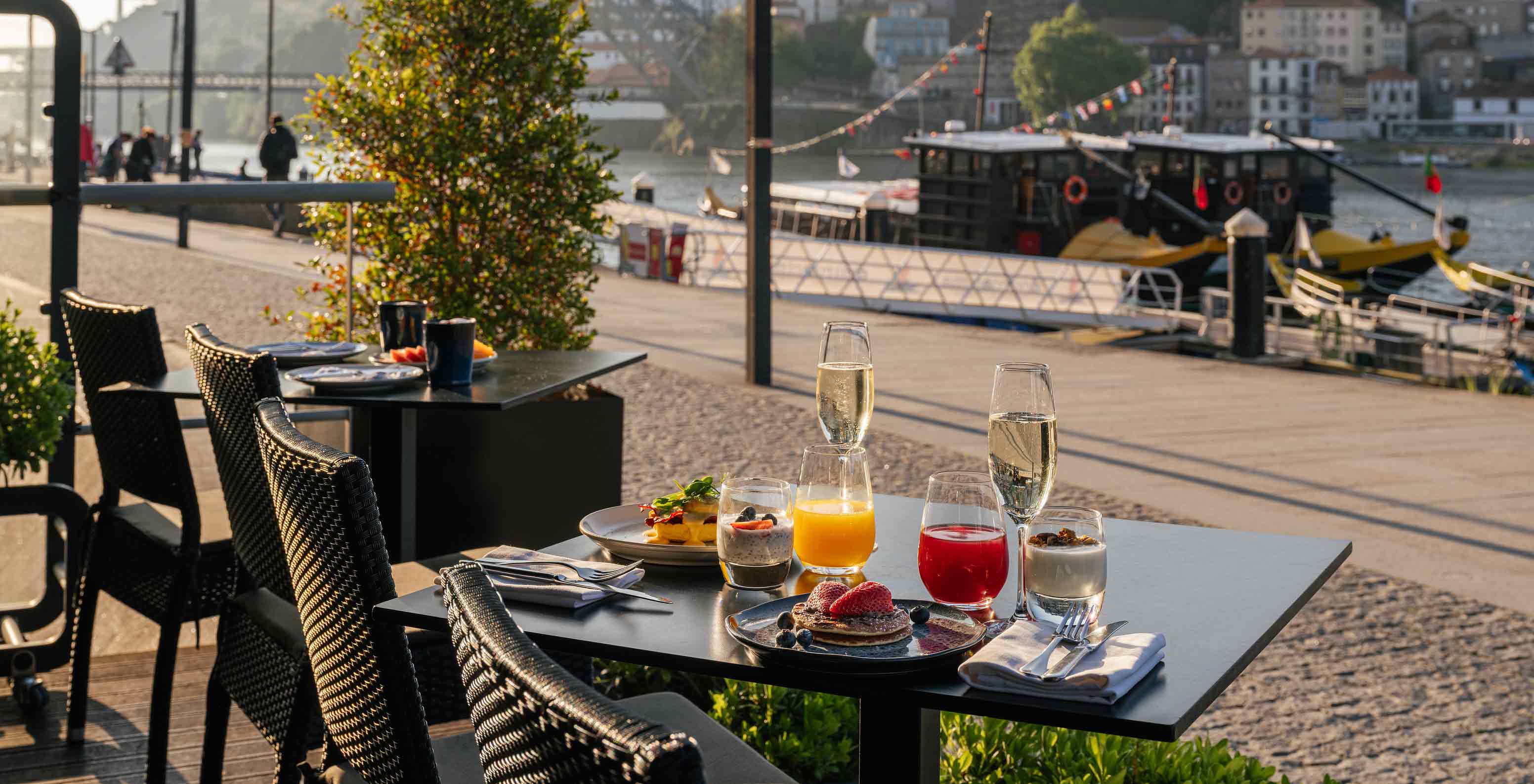 Pestana Vintage Porto, Hotel na Praça da Ribeira, no Porto, com pequeno-almoço junto ao rio Douro ao amanhecer