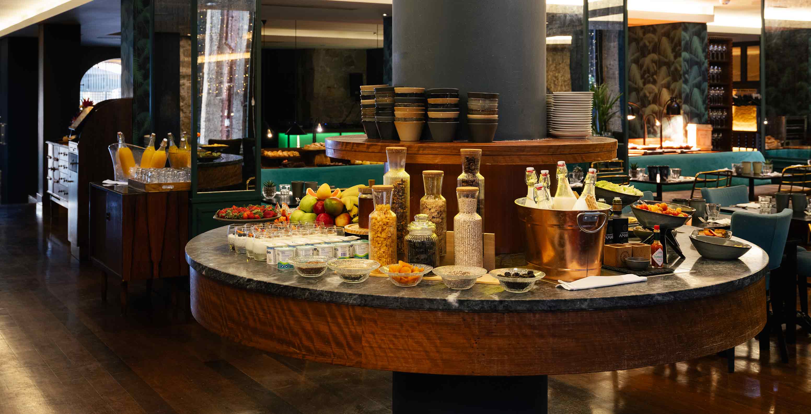 Pestana Vintage Porto, Hotel 5 Estrelas no Centro do Porto, com buffet de frutas e cereais em restaurante