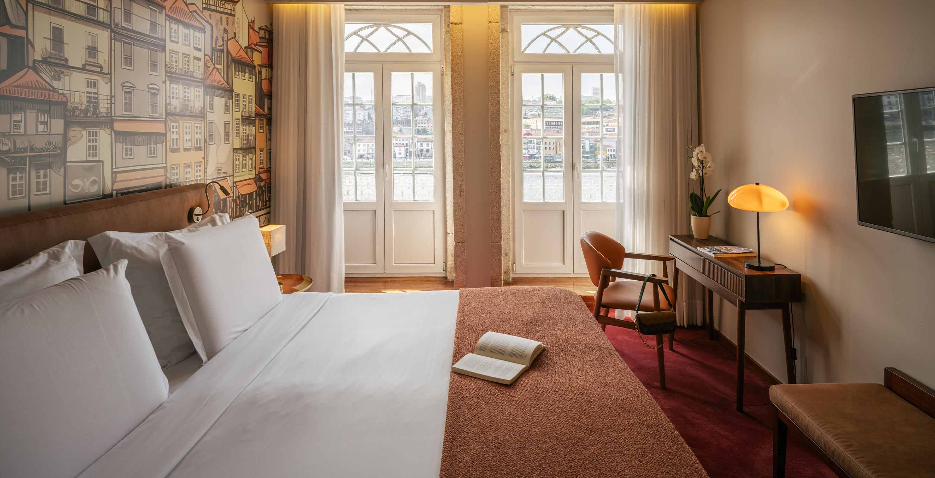 Quarto Vista Rio com Varanda e TV no Pestana Vintage Porto, com cama ampla e janelas voltadas ao rio