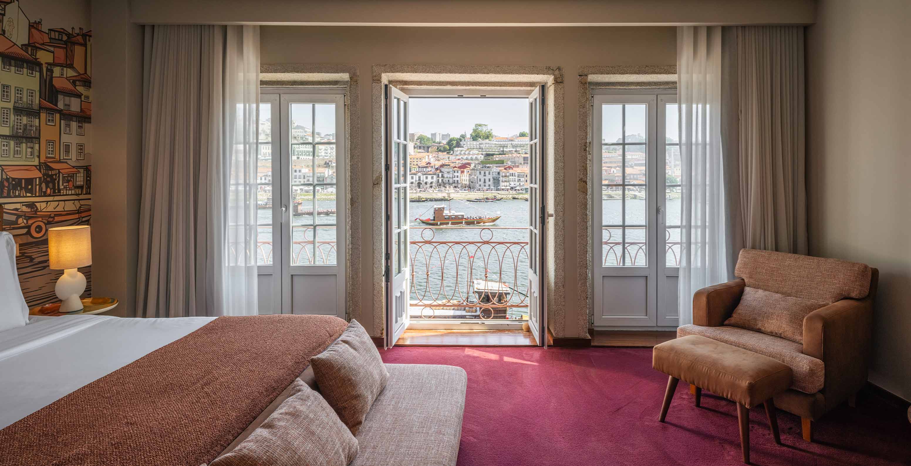 Suite Grand Window no Pestana Vintage Porto com varanda aberta e vista para o rio e edifícios do Porto