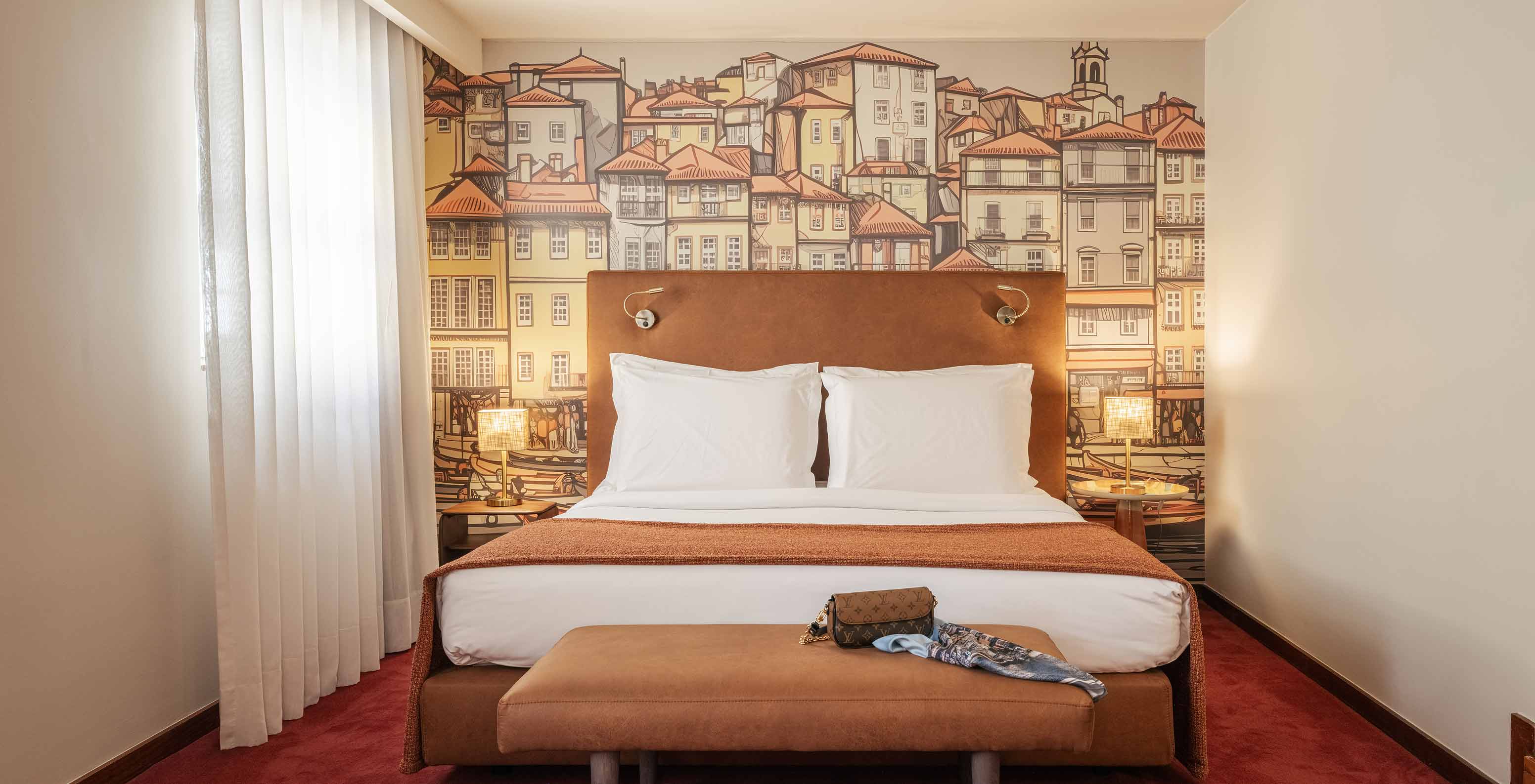 Quarto Superior com Sofá no Pestana Vintage Porto, com cama dupla e mural ilustrado das casas do Porto