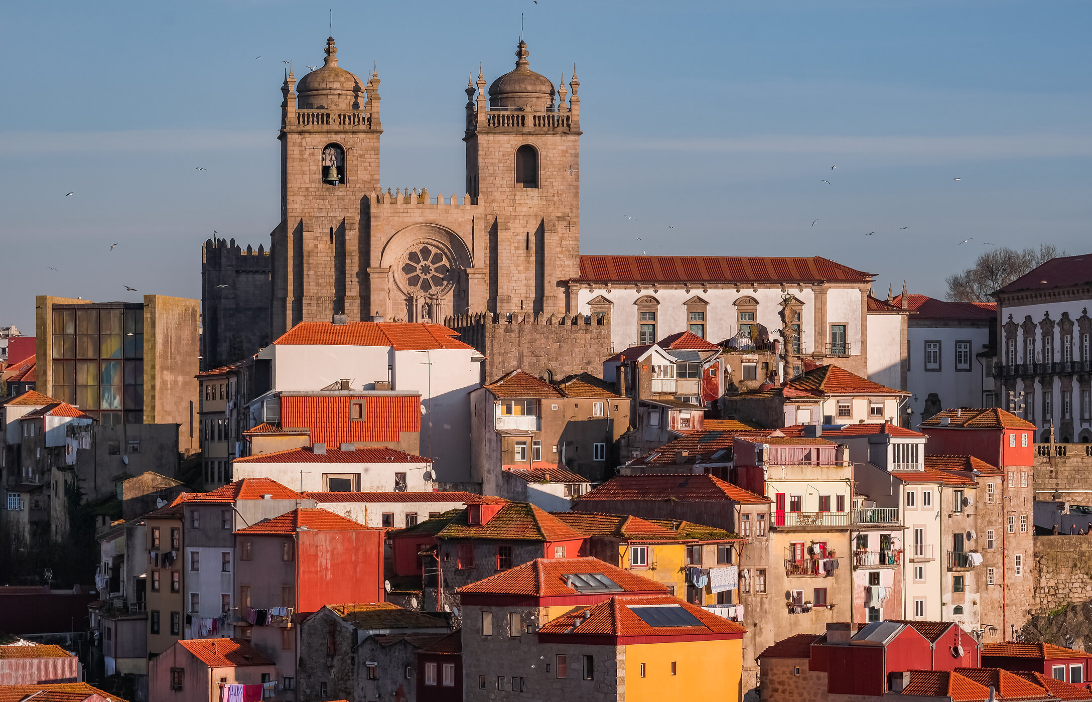 Vista da Catedral do Porto sobre o Porto, destacando a sua arquitetura gótica