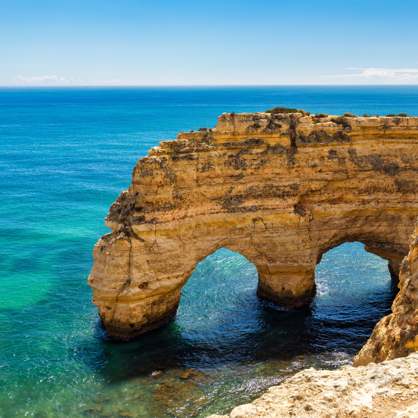 Algarve, Portugal Fique num hotel Pestana e explore as praias da região do Algarve e as suas famosas grutas rodeadas por águas cristalinas