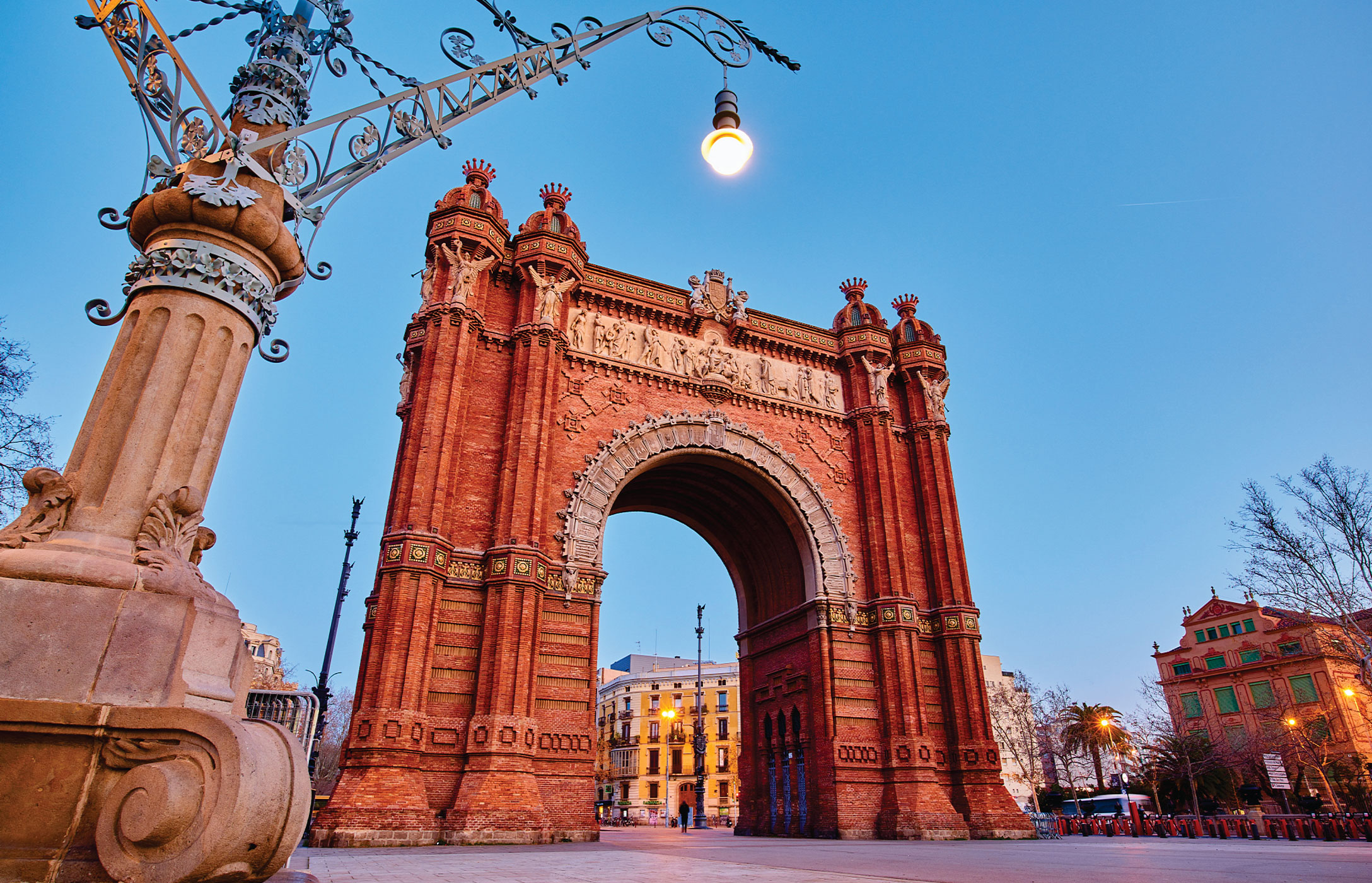 O icónico Arco do Triunfo, em Barcelona, em estilo modernista, com as suas colunas e detalhes arquitetónicos
