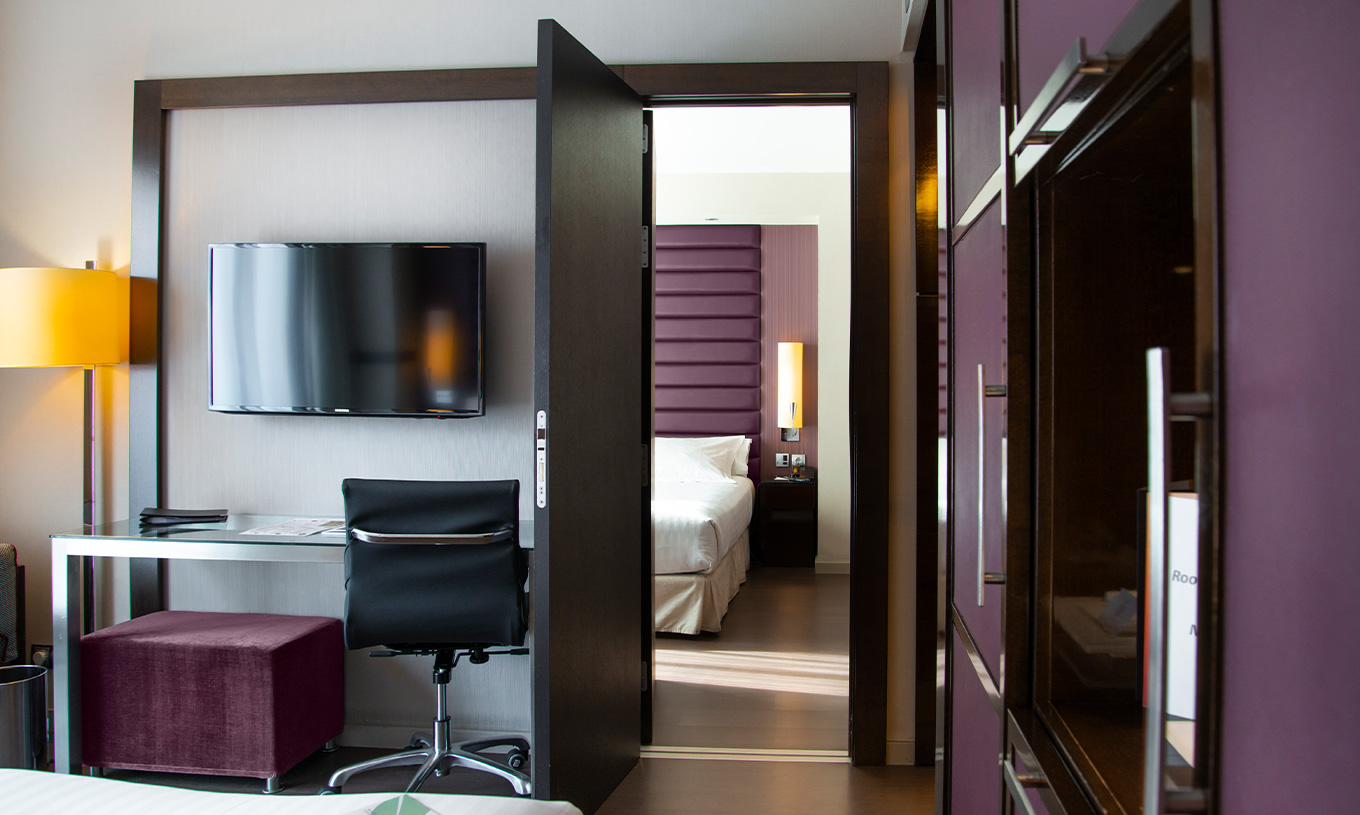 O Large Family Room do Pestana Arena Barcelona tem dois quartos comunicantes, e uma televisão em cada um dos quartos