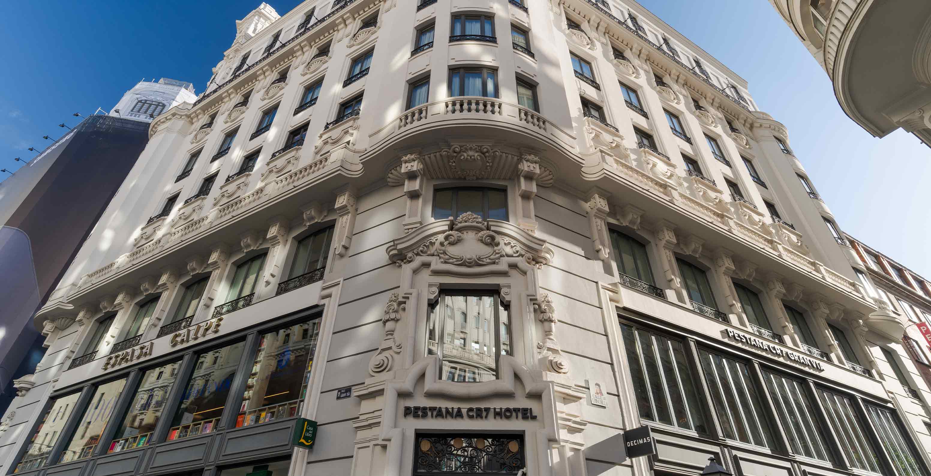 Fachada clássica na Gran Vía perto do Pestana CR7 Gran Vía Madrid, Hotel no Centro de Madrid, em Espanha