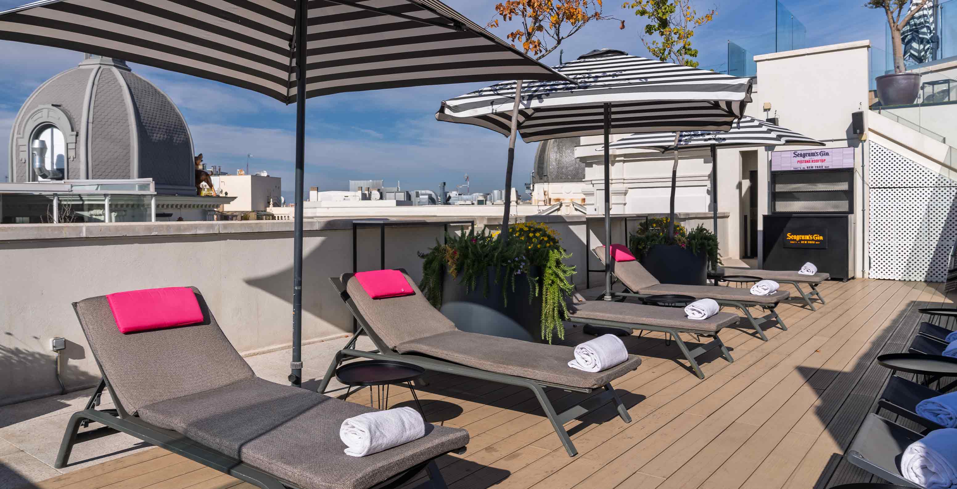 Terraço com espreguiçadeiras e guarda-sóis junto ao Pestana CR7 Gran Vía Madrid, Hotel no Centro de Madrid, em Espanha