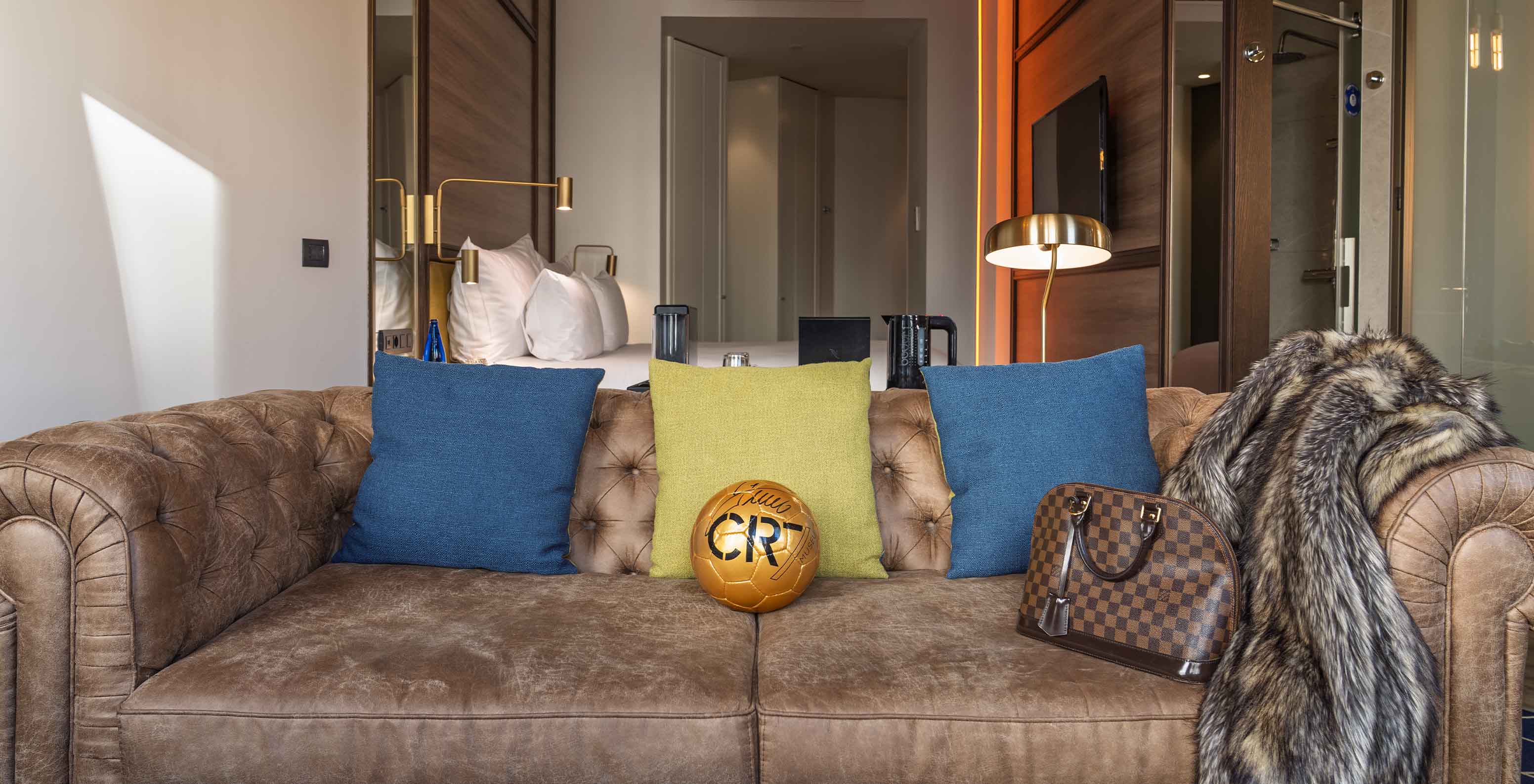 Pestana CR7 Gran Vía Madrid, Hotel no Centro de Madrid, em Espanha, com sofá em pele e almofadas coloridas