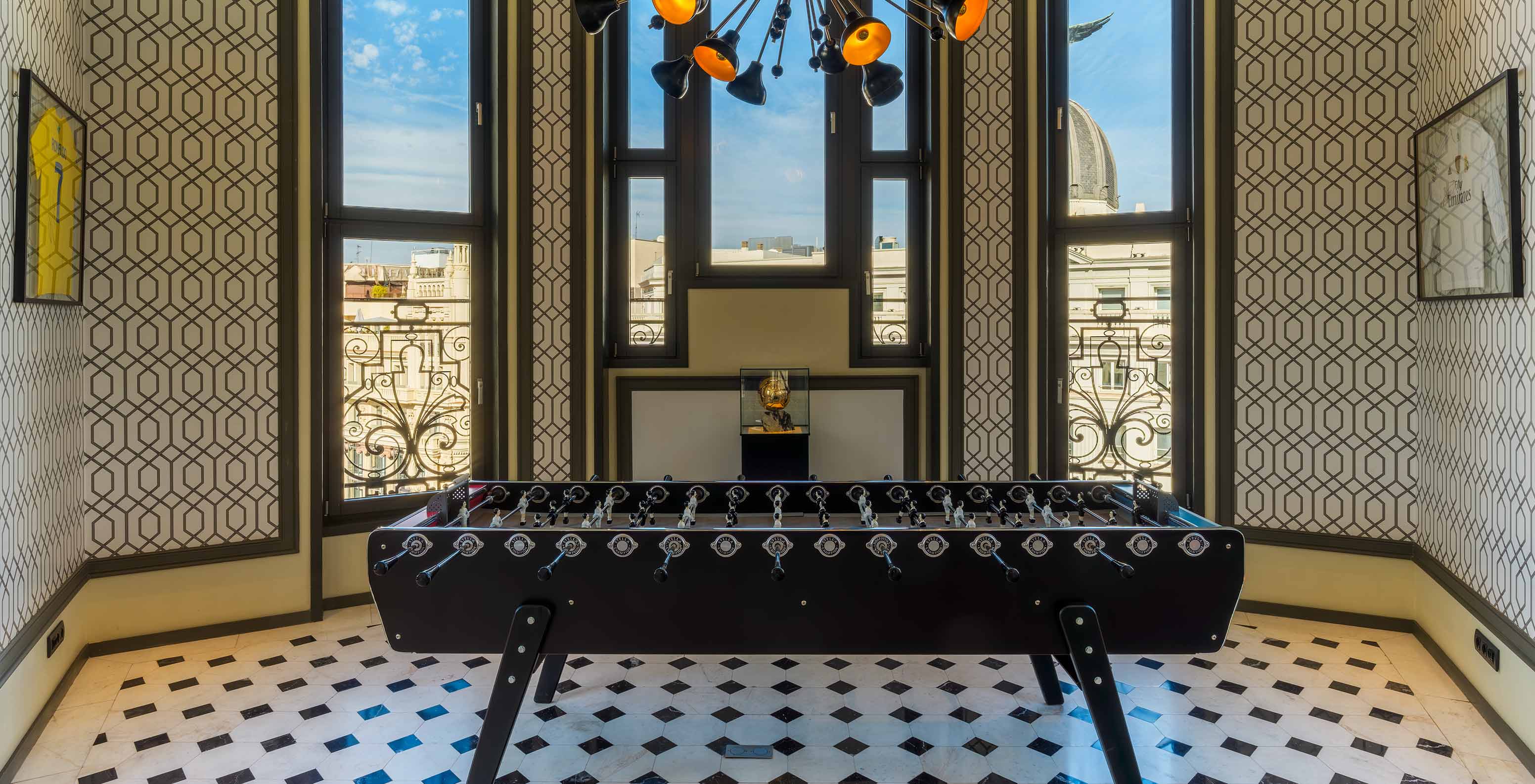 Pestana CR7 Gran Vía Madrid, Hotel no Centro de Madrid, em Espanha, com mesa de matraquilhos junto a janelas altas