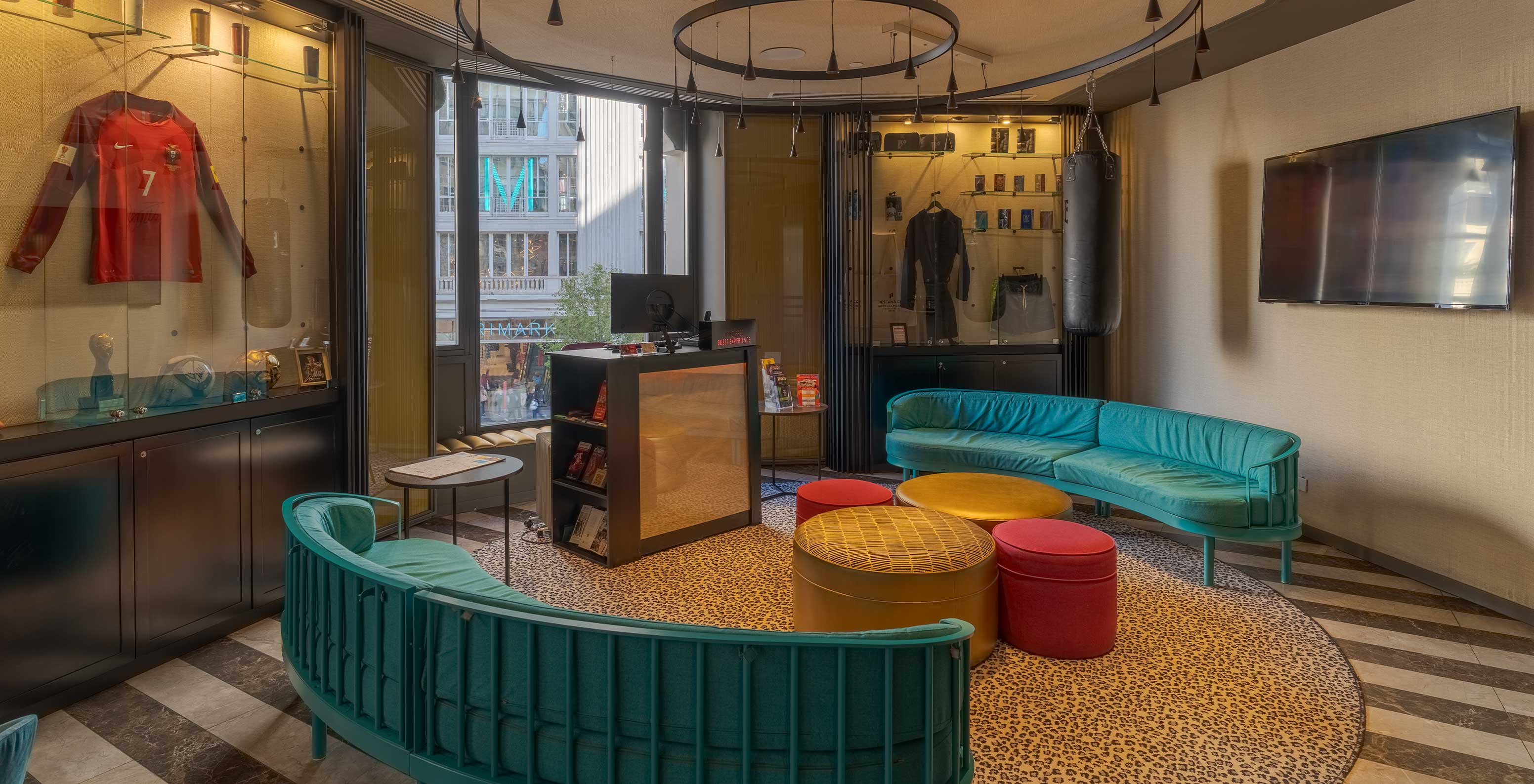 Pestana CR7 Gran Vía Madrid, Hotel no Centro de Madrid, em Espanha, com lounge moderno e sofás coloridos