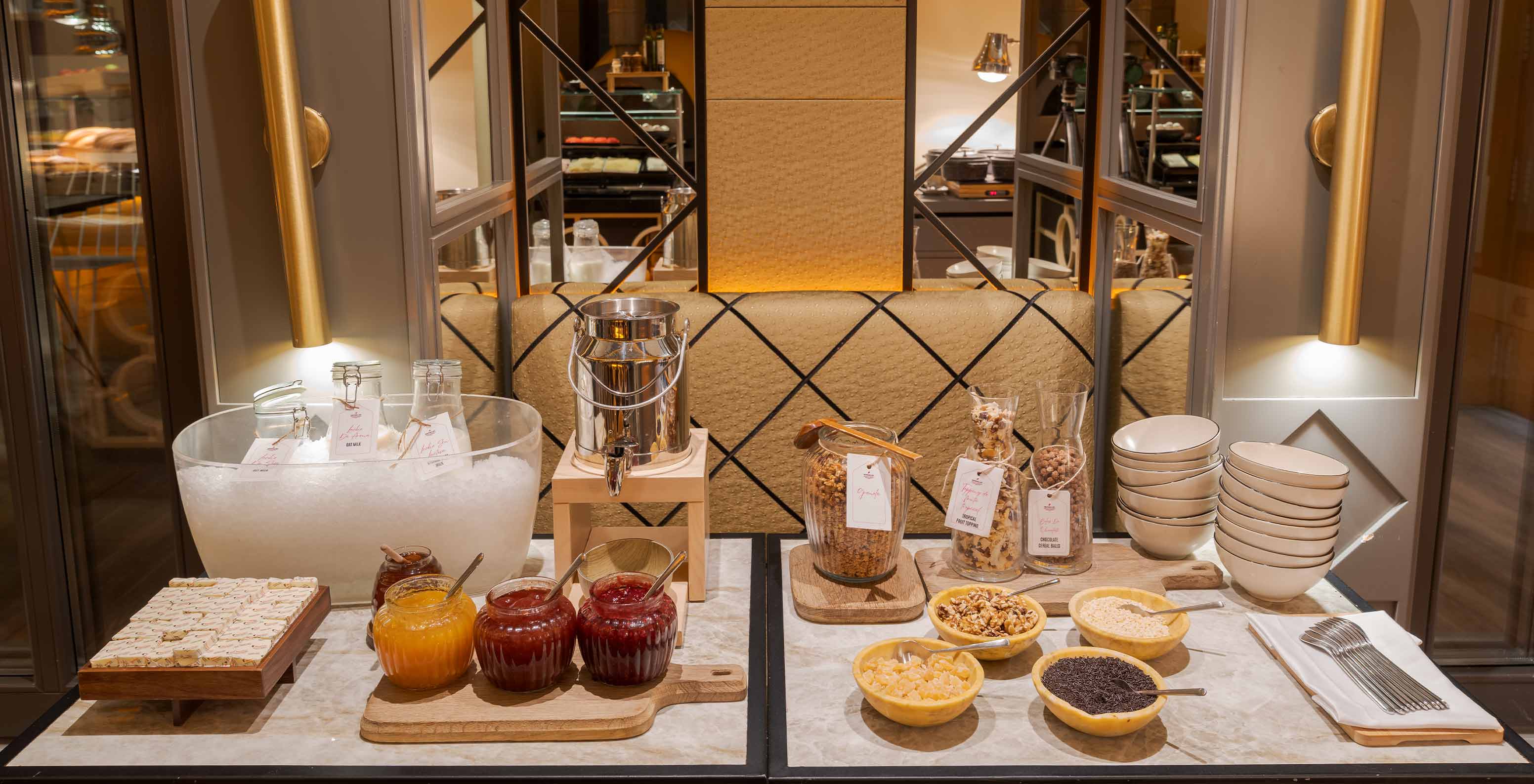Pestana CR7 Gran Vía Madrid Hotel no Centro de Madrid, em Espanha com buffet de pequeno-almoço e cereais