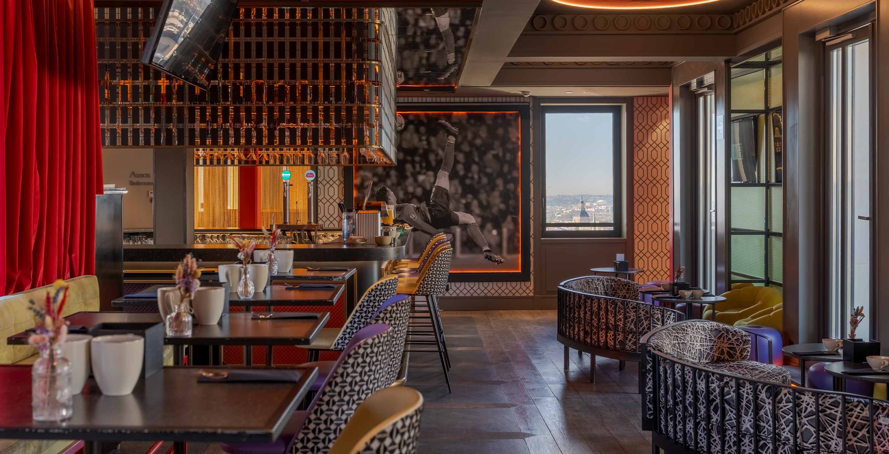 Pestana CR7 Gran Vía Madrid, Hotel no Centro de Madrid, em Espanha com restaurante elegante e cadeiras geométricas