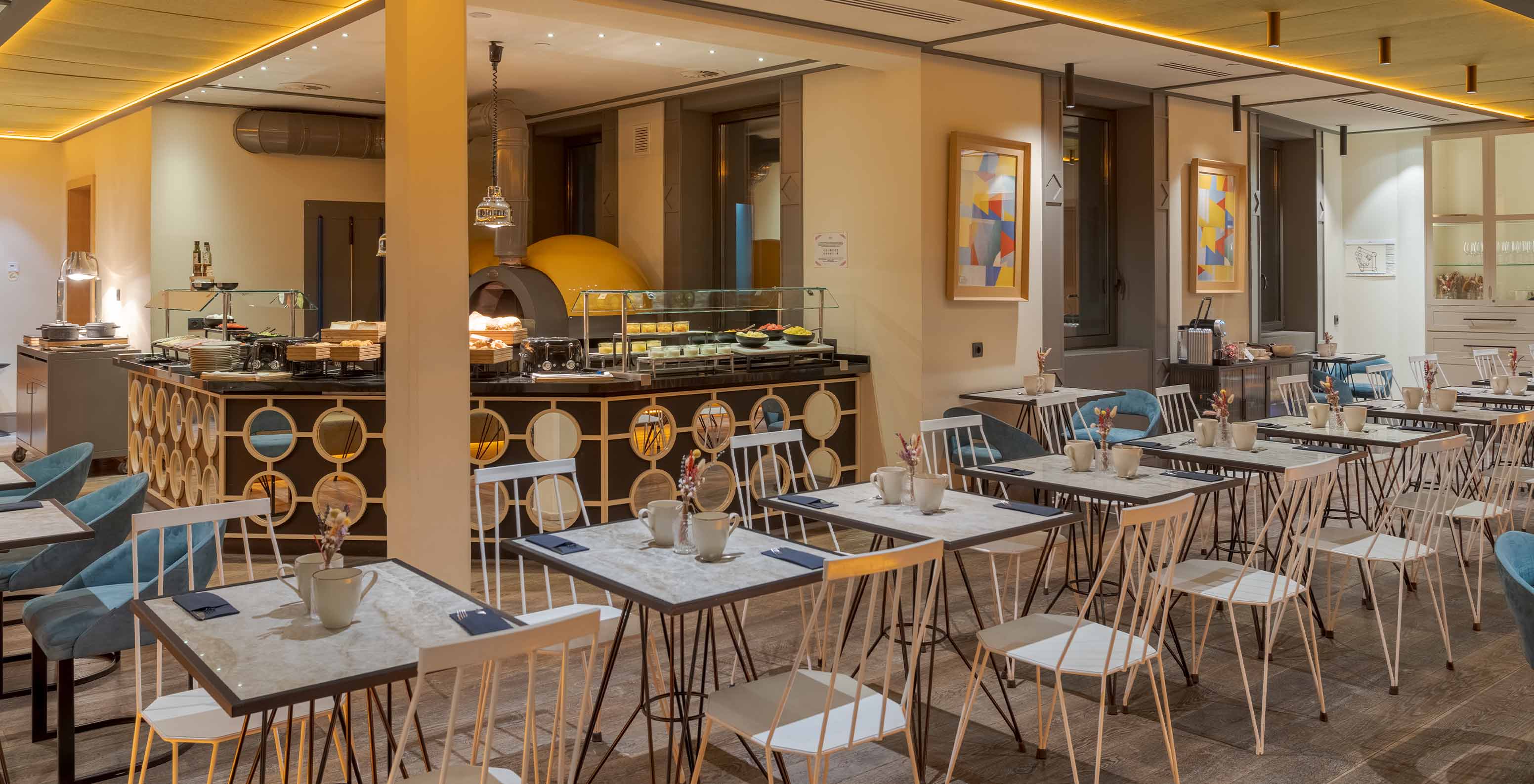 Pestana CR7 Gran Vía Madrid, Hotel no Centro de Madrid, em Espanha, com mesas e buffet em restaurante moderno