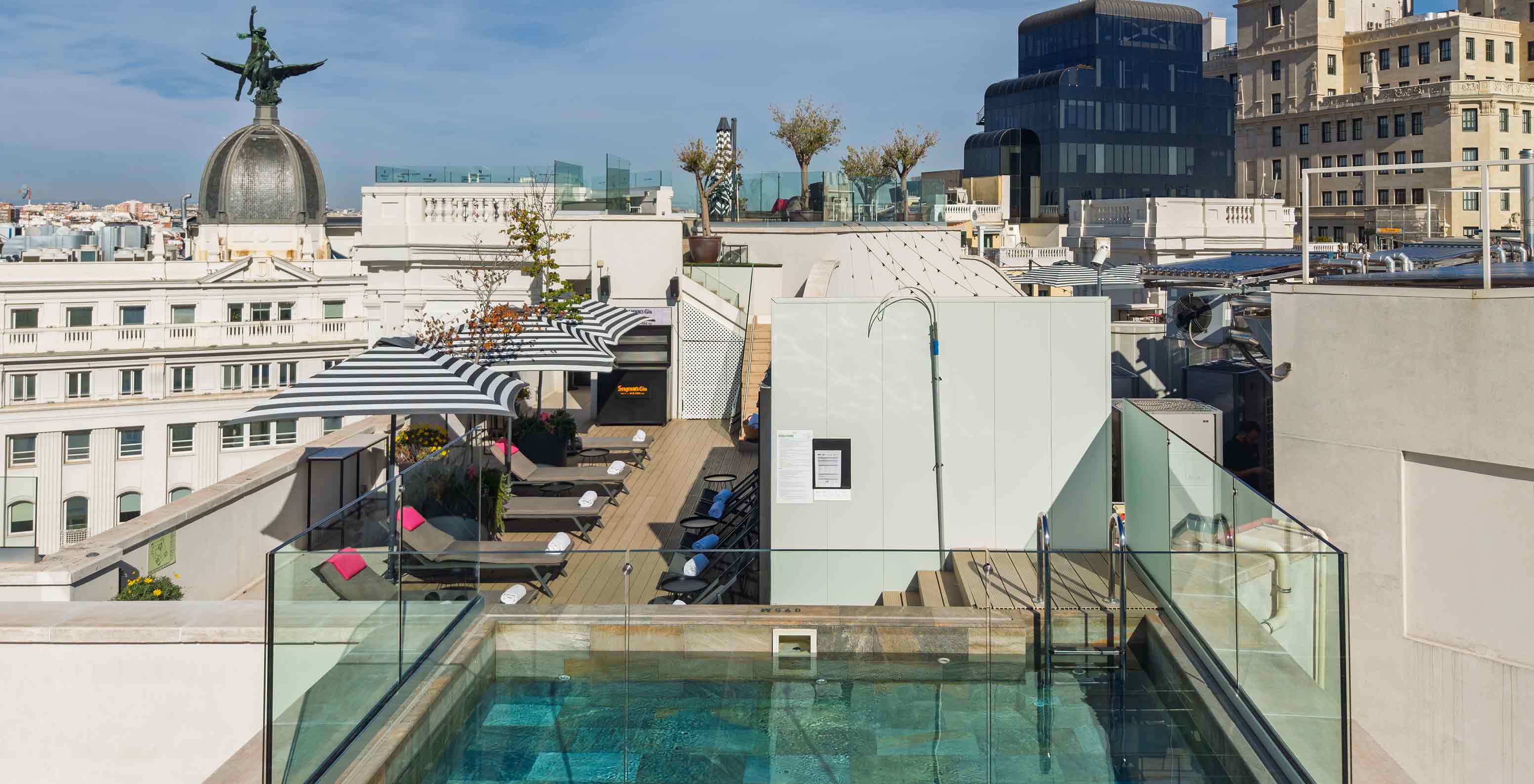 Vista aérea dos terraços e piscina junto ao Pestana CR7 Gran Vía Madrid, Hotel no Centro de Madrid, em Espanha