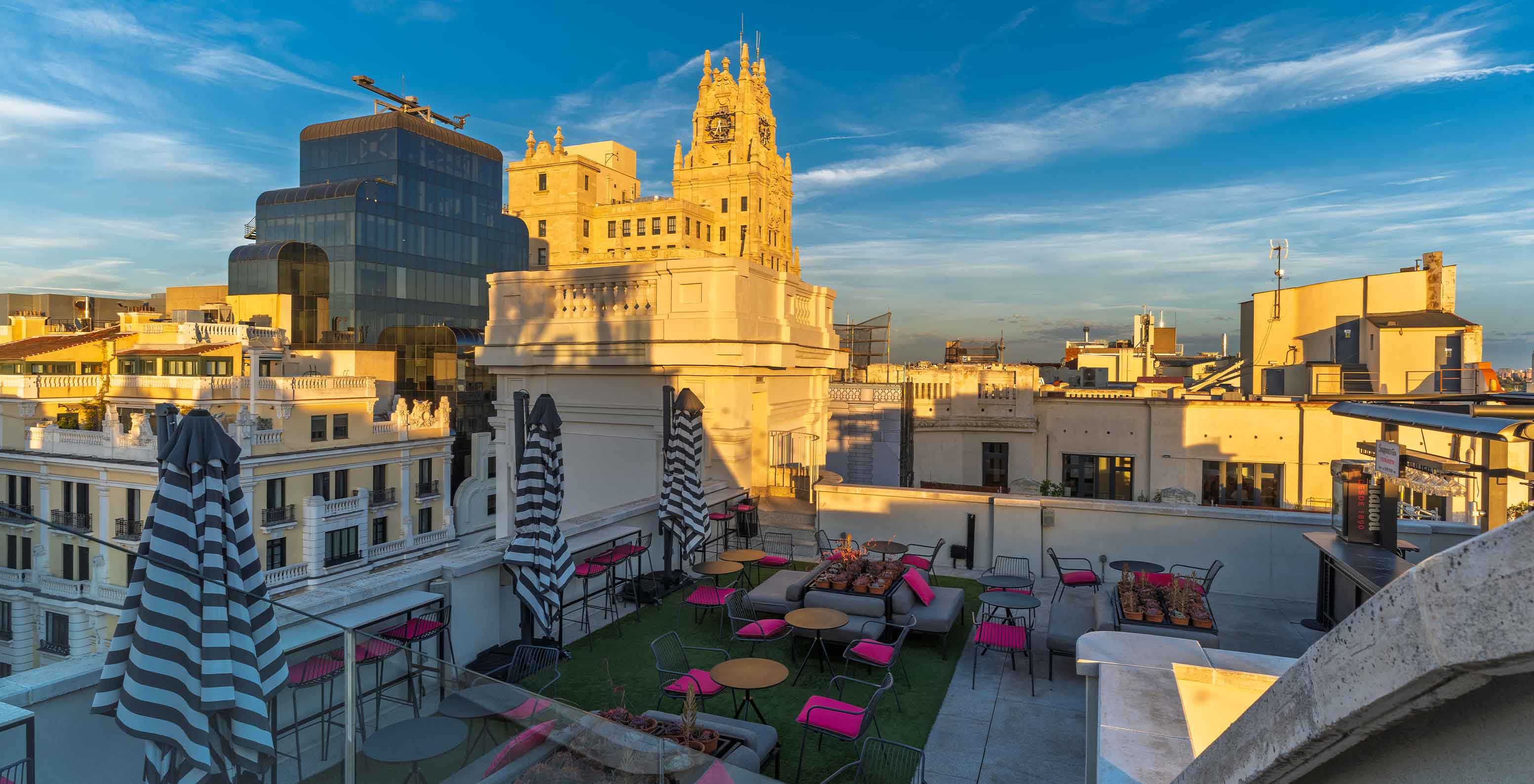 Pestana CR7 Gran Vía Madrid, Hotel no Centro de Madrid, em Espanha, com terraço e vista urbana ao entardecer