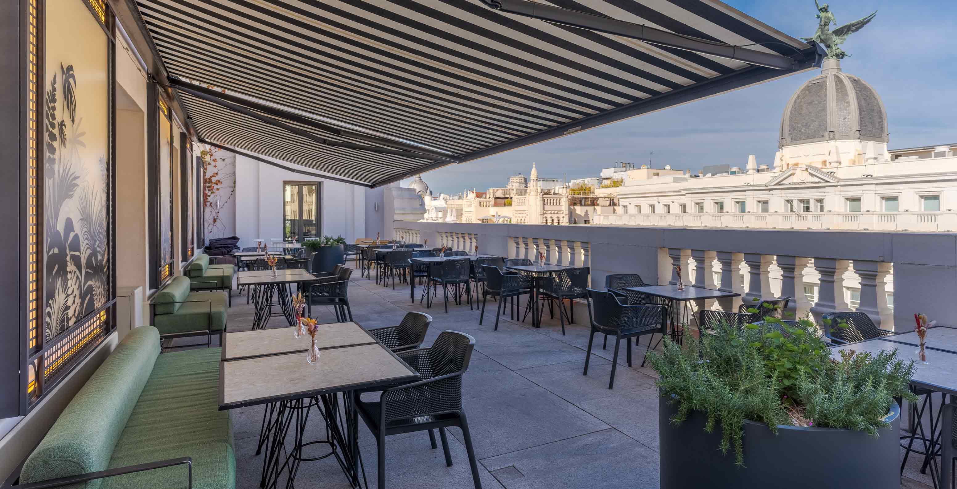 Restaurante do Pestana CR7 Gran Vía Madrid, Hotel no Centro de Madrid, em Espanha com esplanada rooftop e mesas ao ar livre