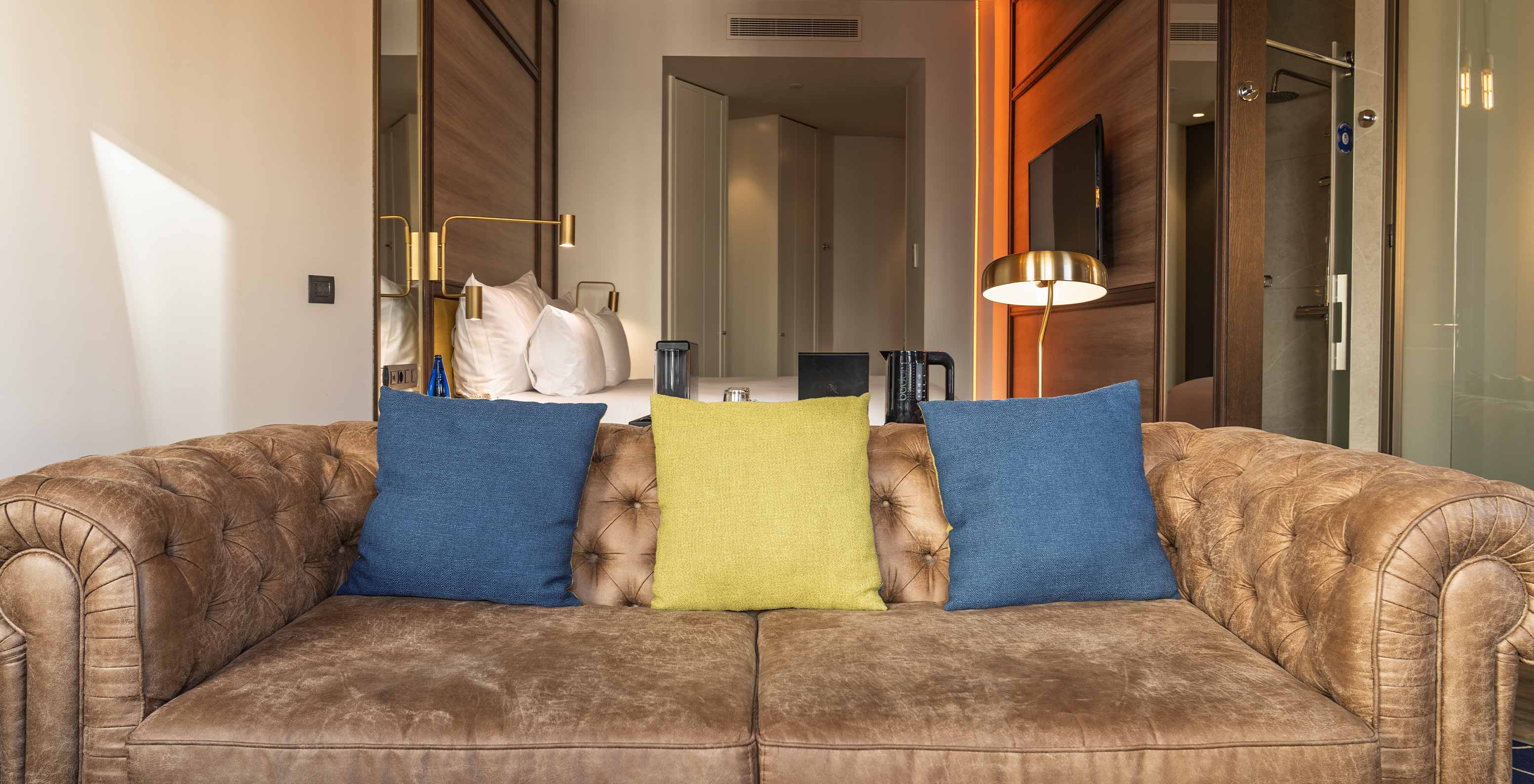 Pestana CR7 Gran Vía Madrid, Hotel no Centro de Madrid, em Espanha, com sofá em pele e almofadas coloridas